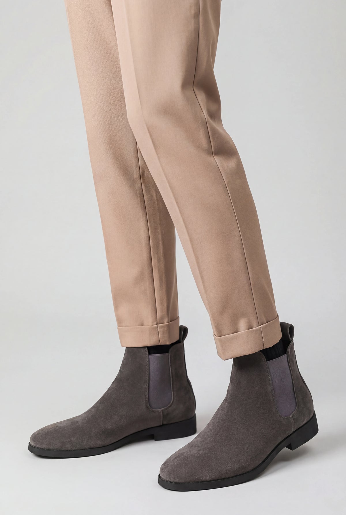 Chelsea Boots til Mænd i Ruskind med Elastiske Sidepaneler - Grå - Boots - Valmont Wear