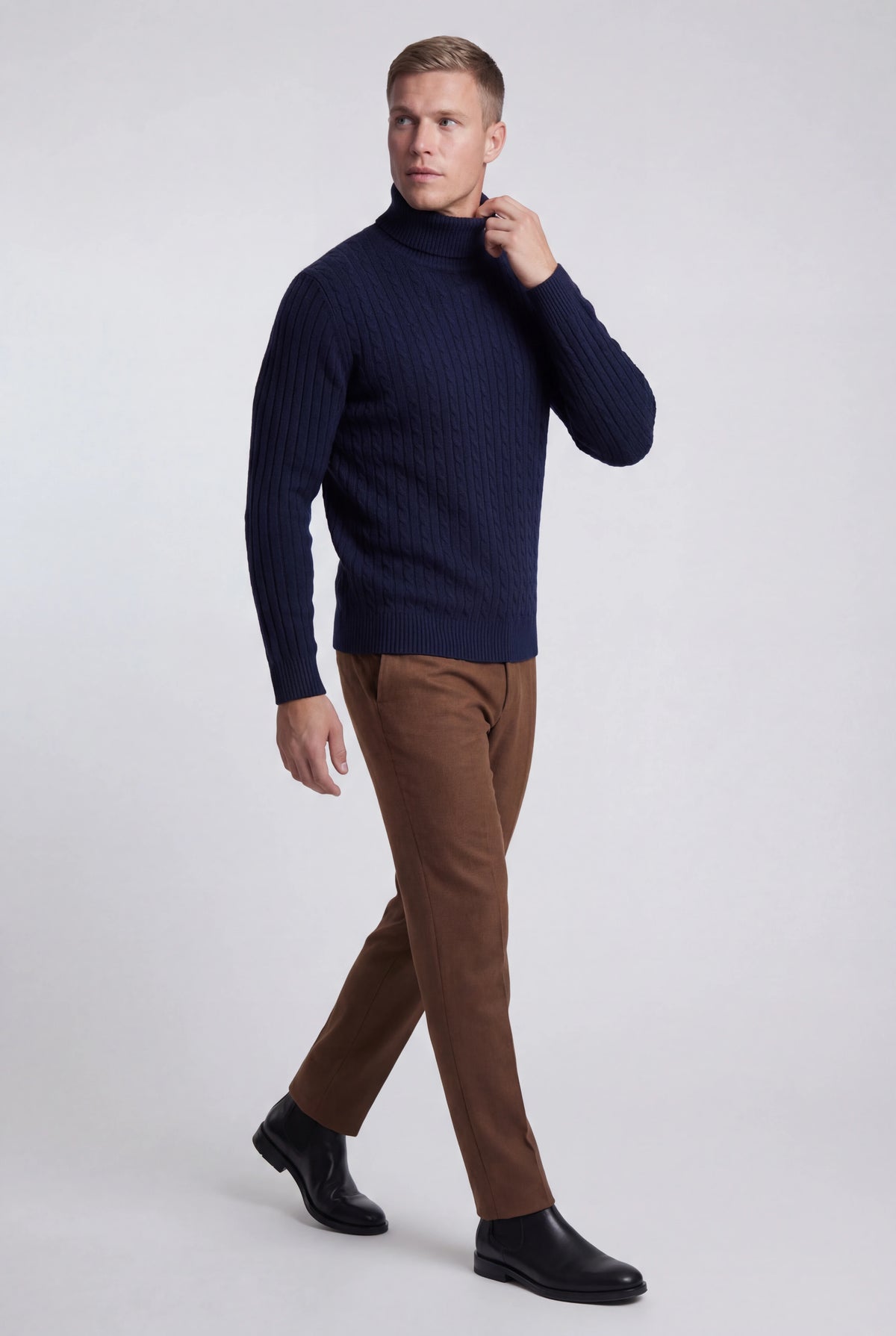 Herre rullekravesweater i kabelstrik med regular fit - Marineblå - Sweater - Valmont Wear