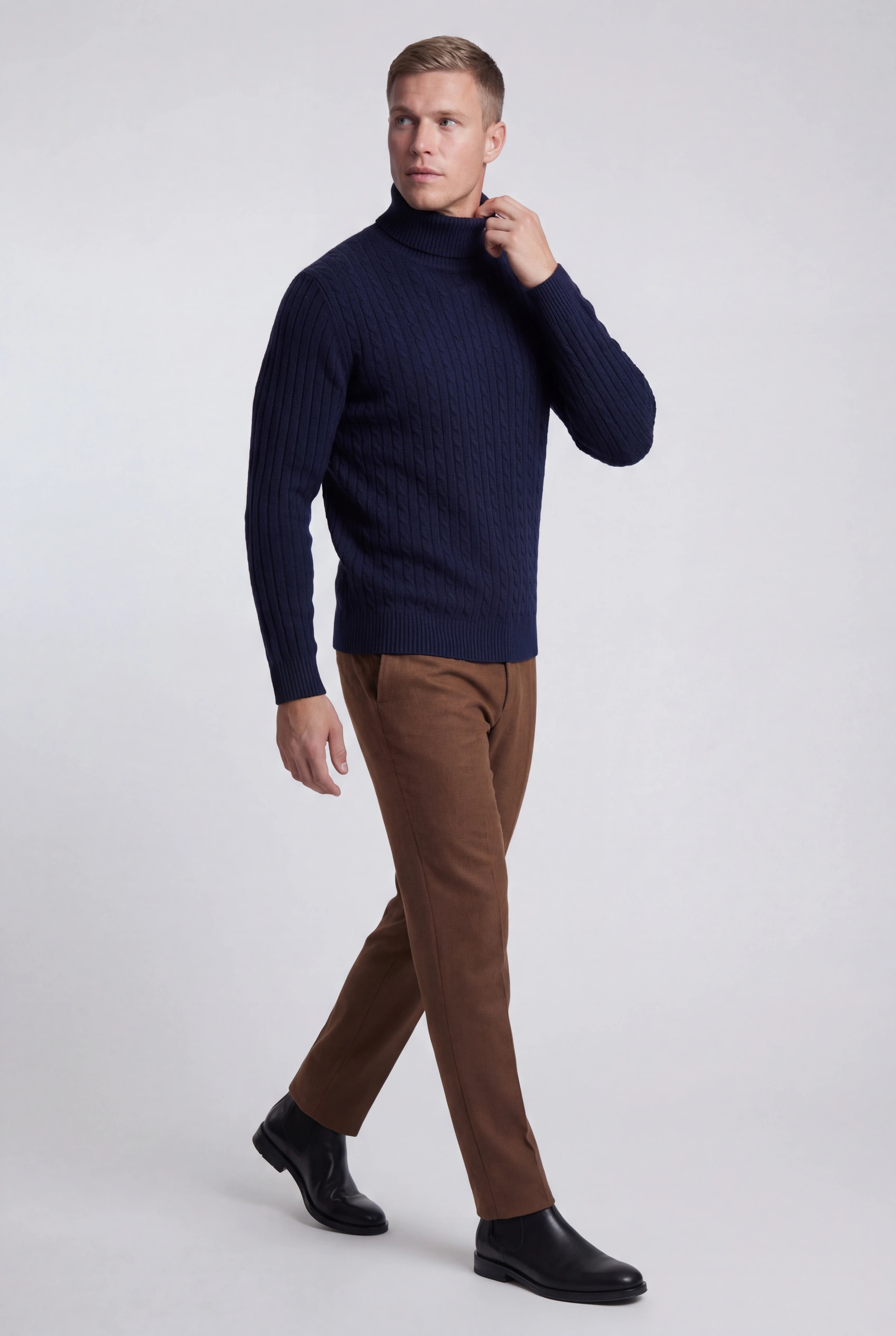 Herre rullekravesweater i kabelstrik med regular fit – Marineblå