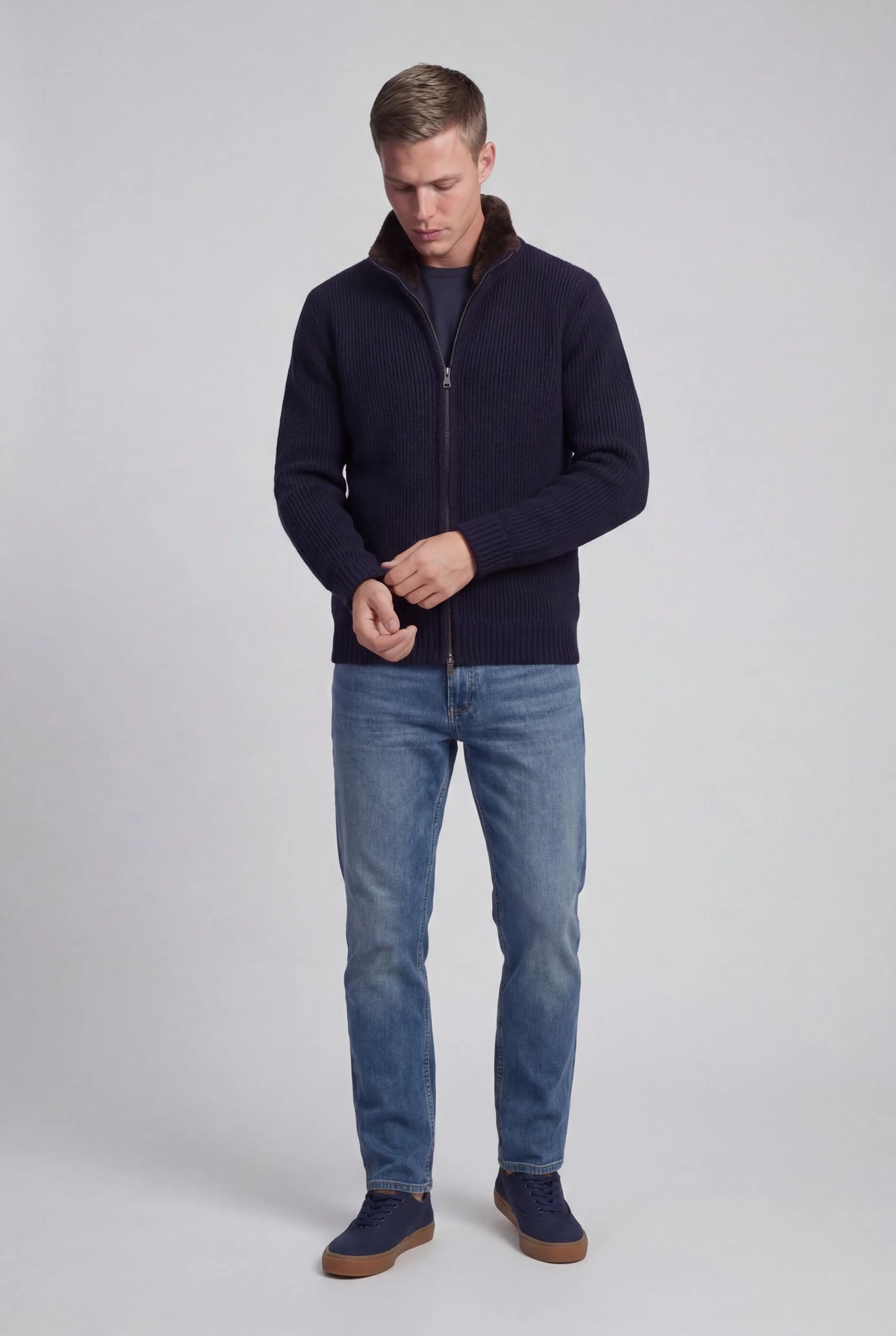 Strikjakke i uld med lynlås og pelsforet krave til mænd - Navy - Regular fit - Jakker - Valmont Wear