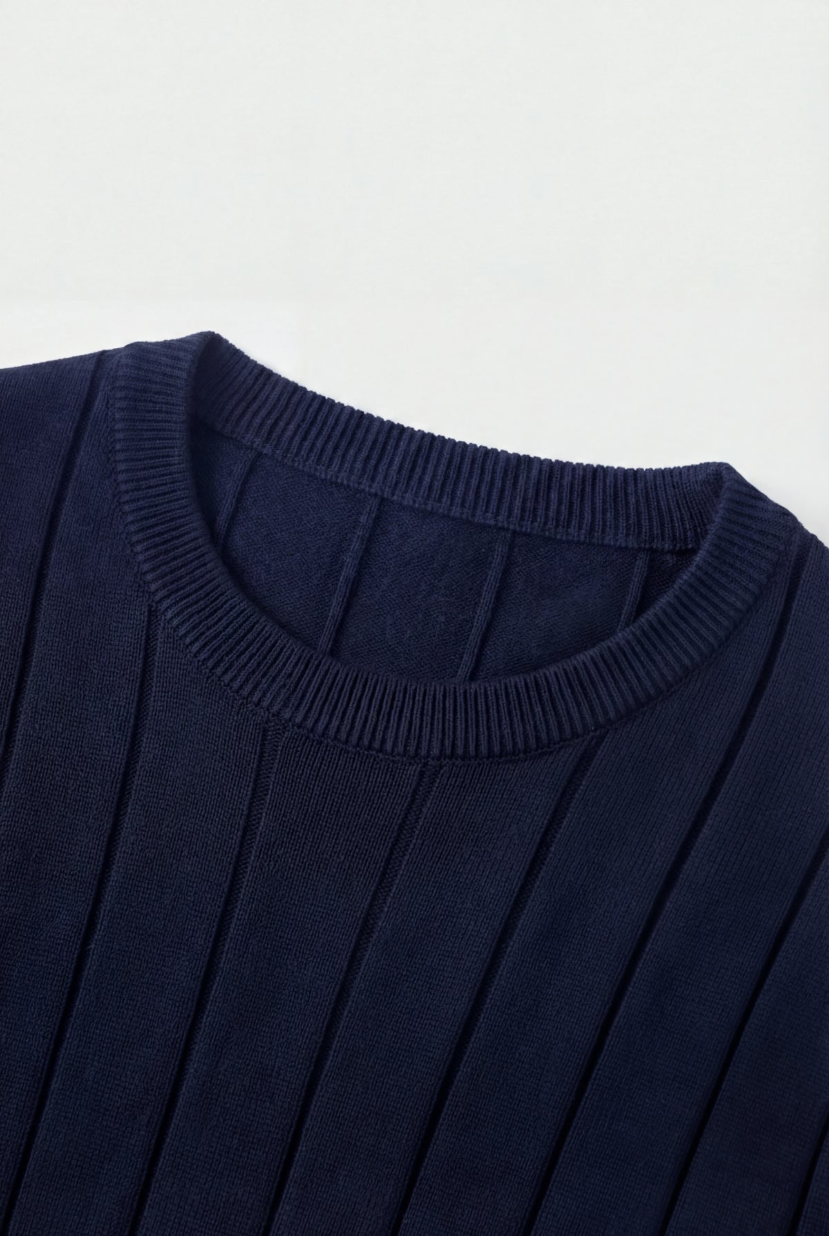 Ribstrikket herresweater med rund hals - Langærmet, navyblå - Sweater - Valmont Wear