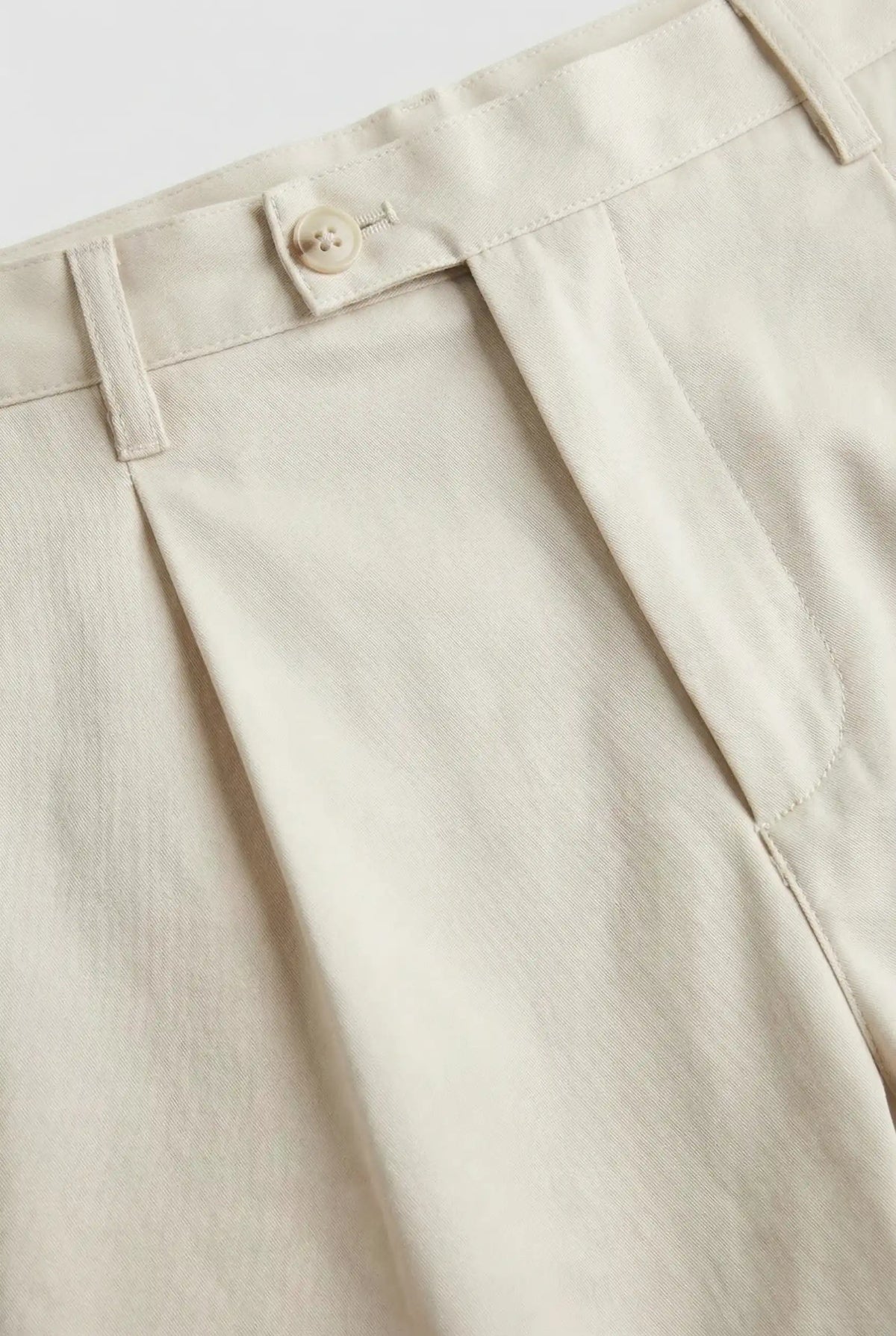 Herreshorts med læg og lommer - offwhite og alsidige - Shorts - Valmont Wear