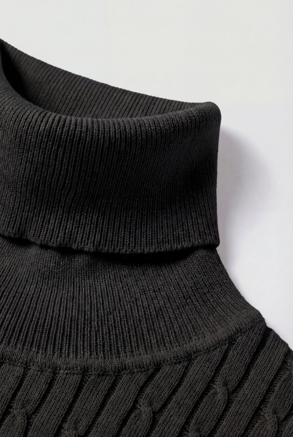 Herre rullekravesweater i kabelstrik med regular fit - Sort - Sweater - Valmont Wear