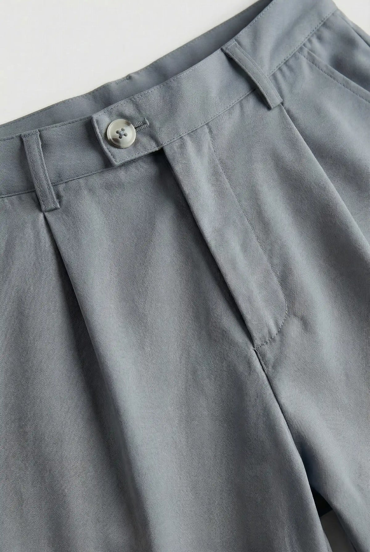 Herreshorts med læg og lommer - skifergrå og alsidige - Shorts - Valmont Wear