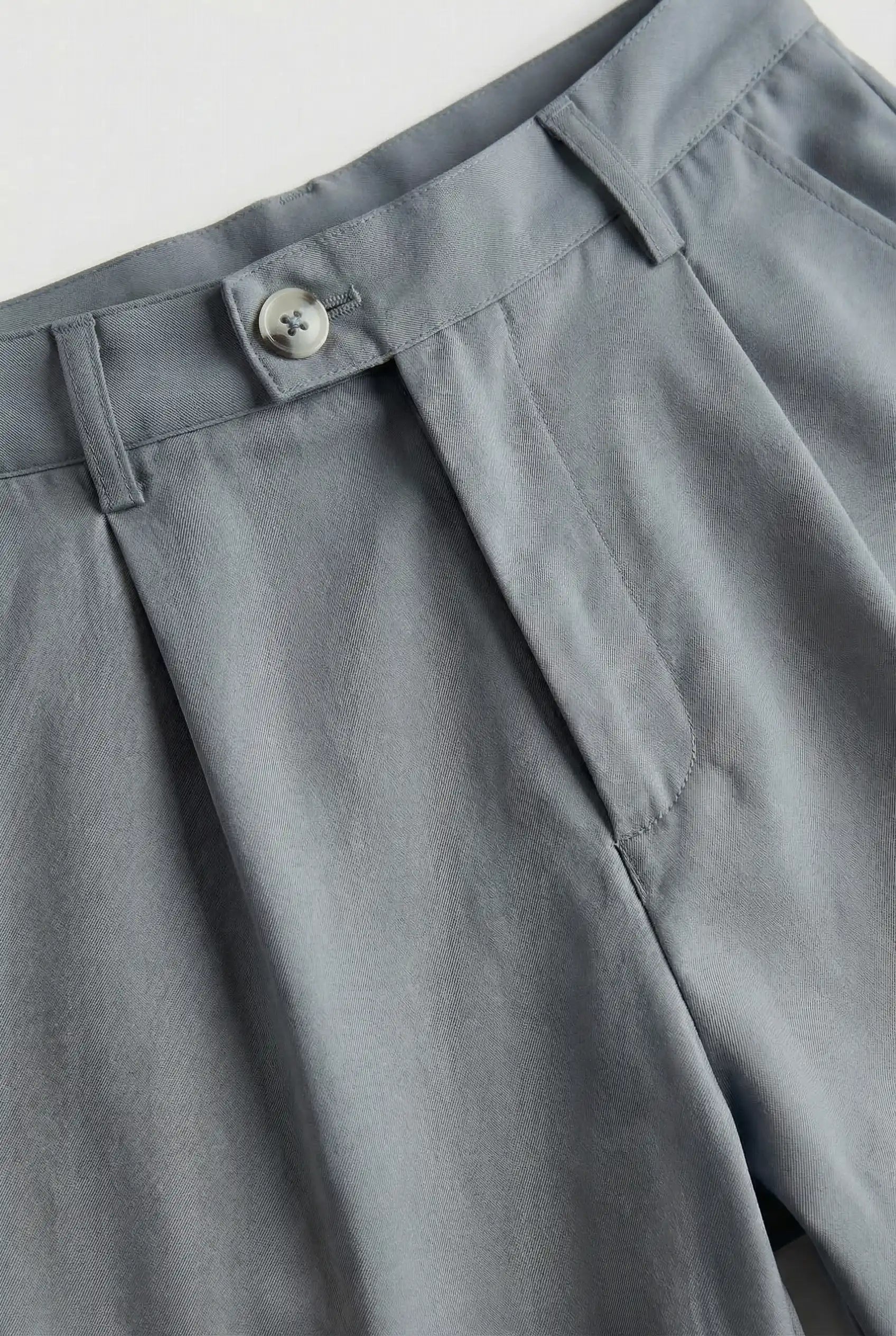Herreshorts med læg og lommer - skifergrå og alsidige - Shorts - Valmont Wear
