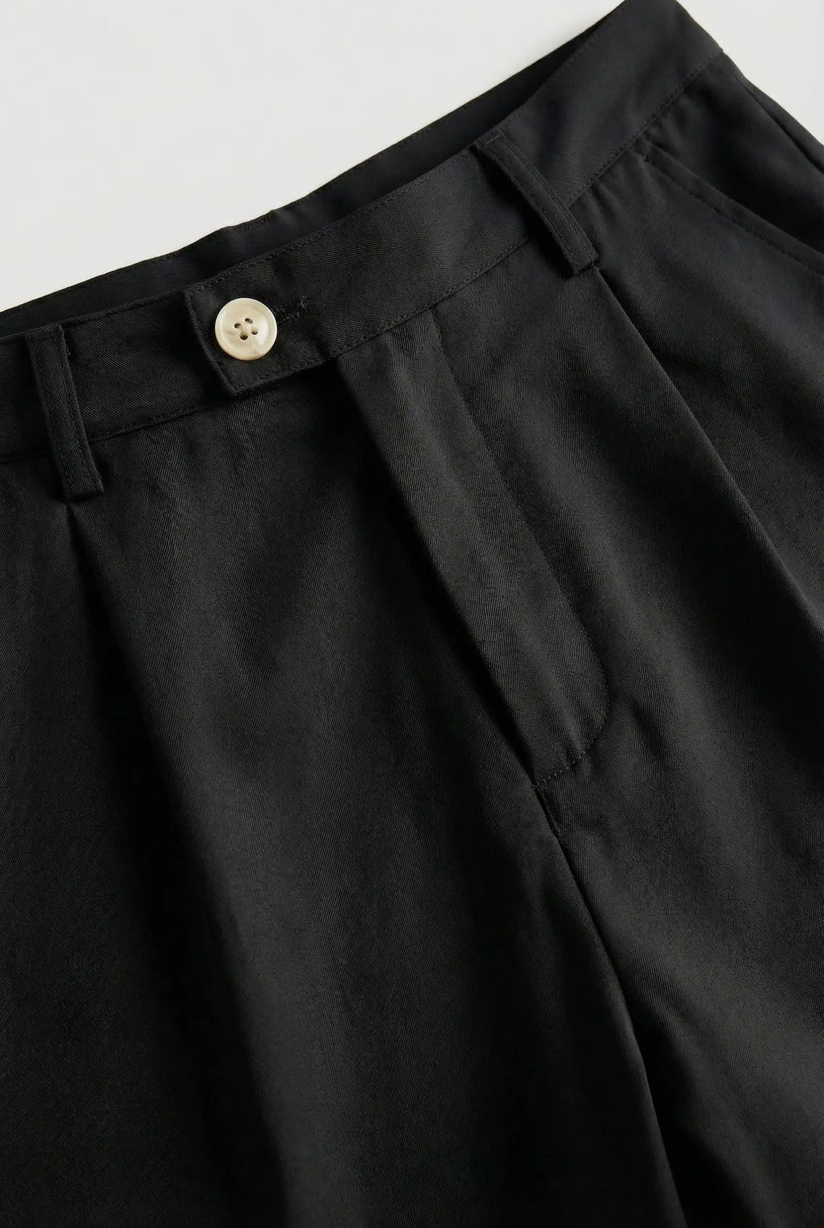 Herreshorts med læg og lommer - sort og alsidige - Shorts - Valmont Wear