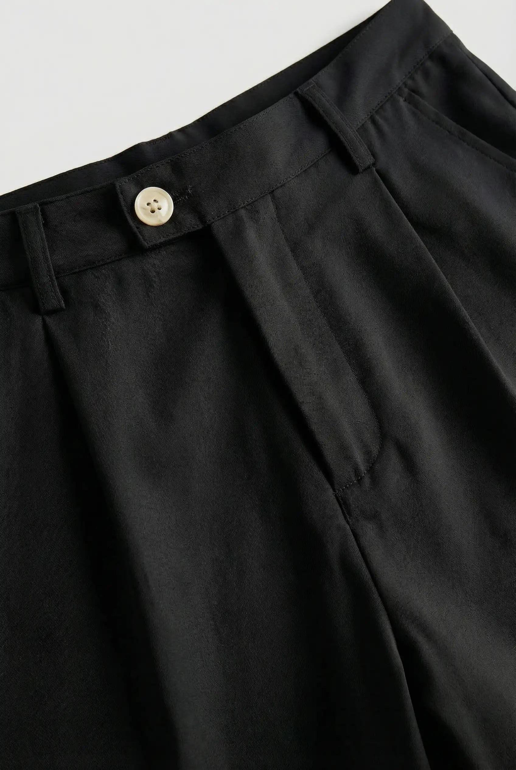 Herreshorts med læg og lommer – sort og alsidige