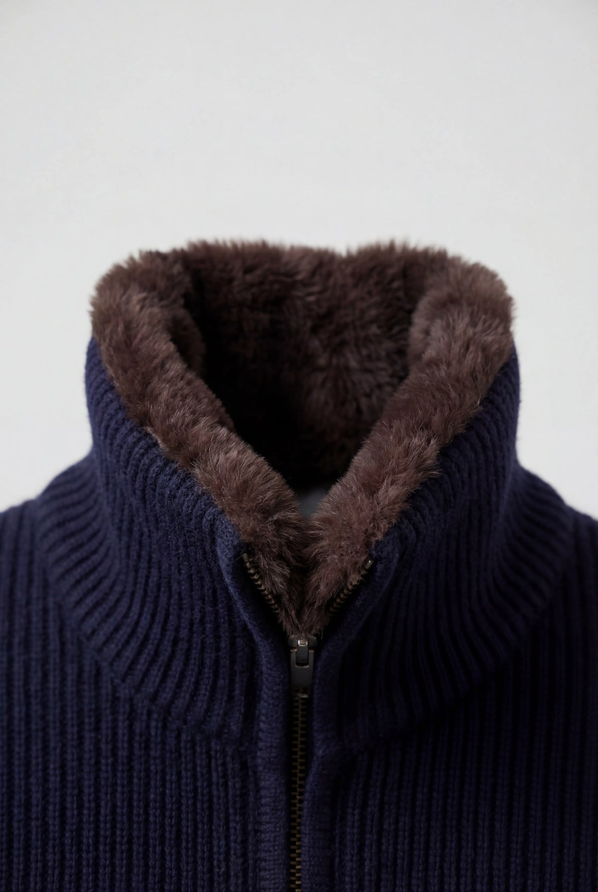 Strikjakke i uld med lynlås og pelsforet krave til mænd - Navy - Regular fit - Jakker - Valmont Wear