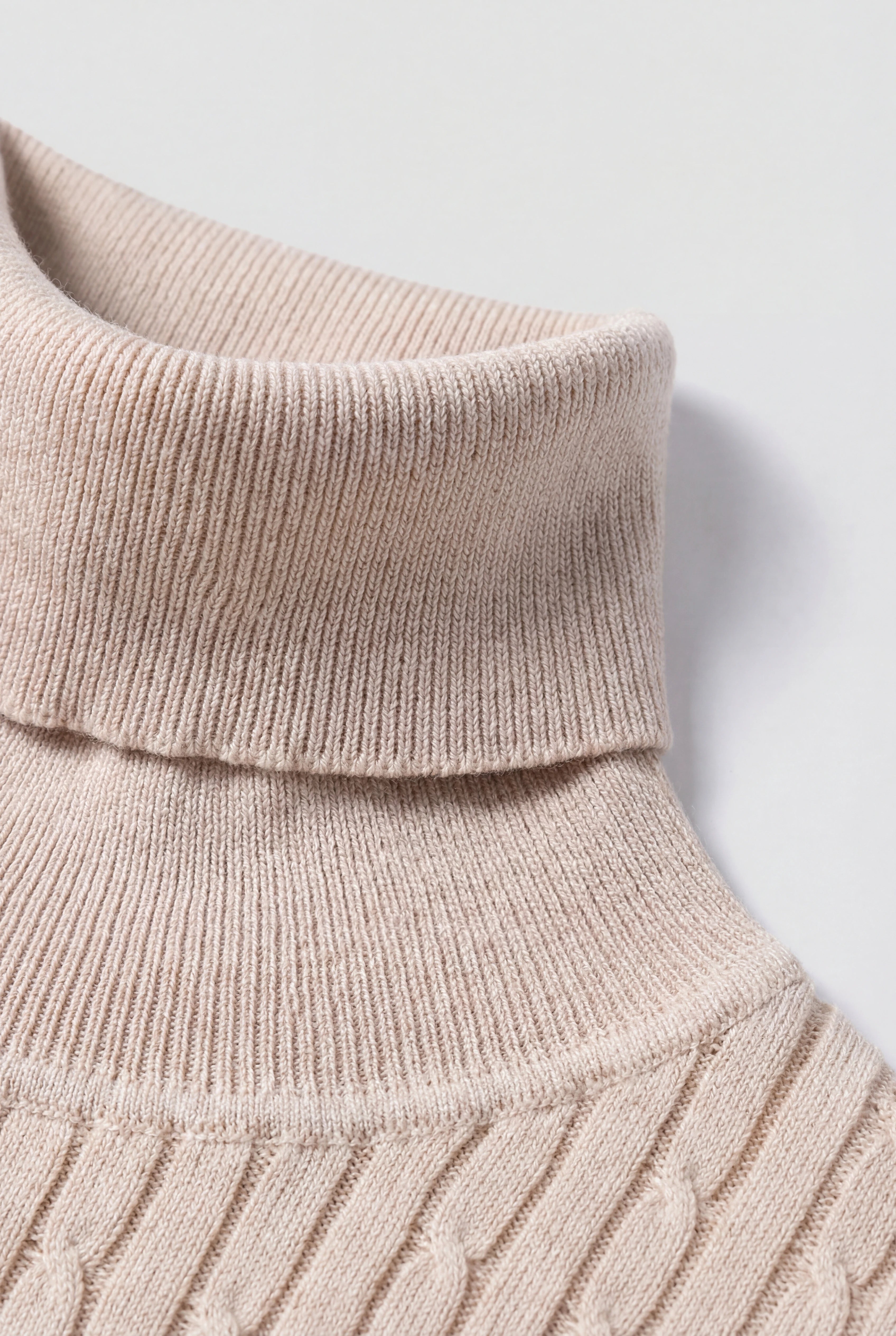 Herre rullekravesweater i kabelstrik med regular fit – Beige