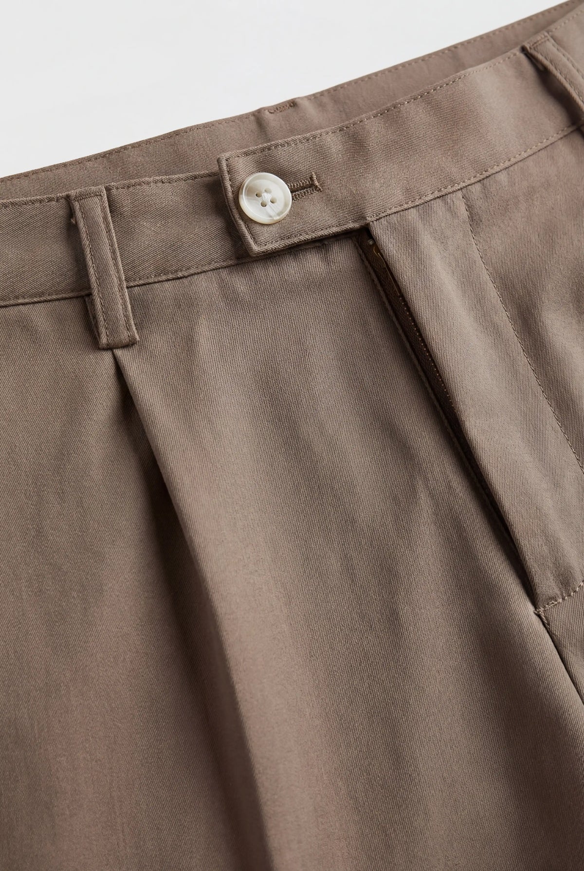 Herreshorts med læg og lommer - Taupe og alsidige - Shorts - Valmont Wear