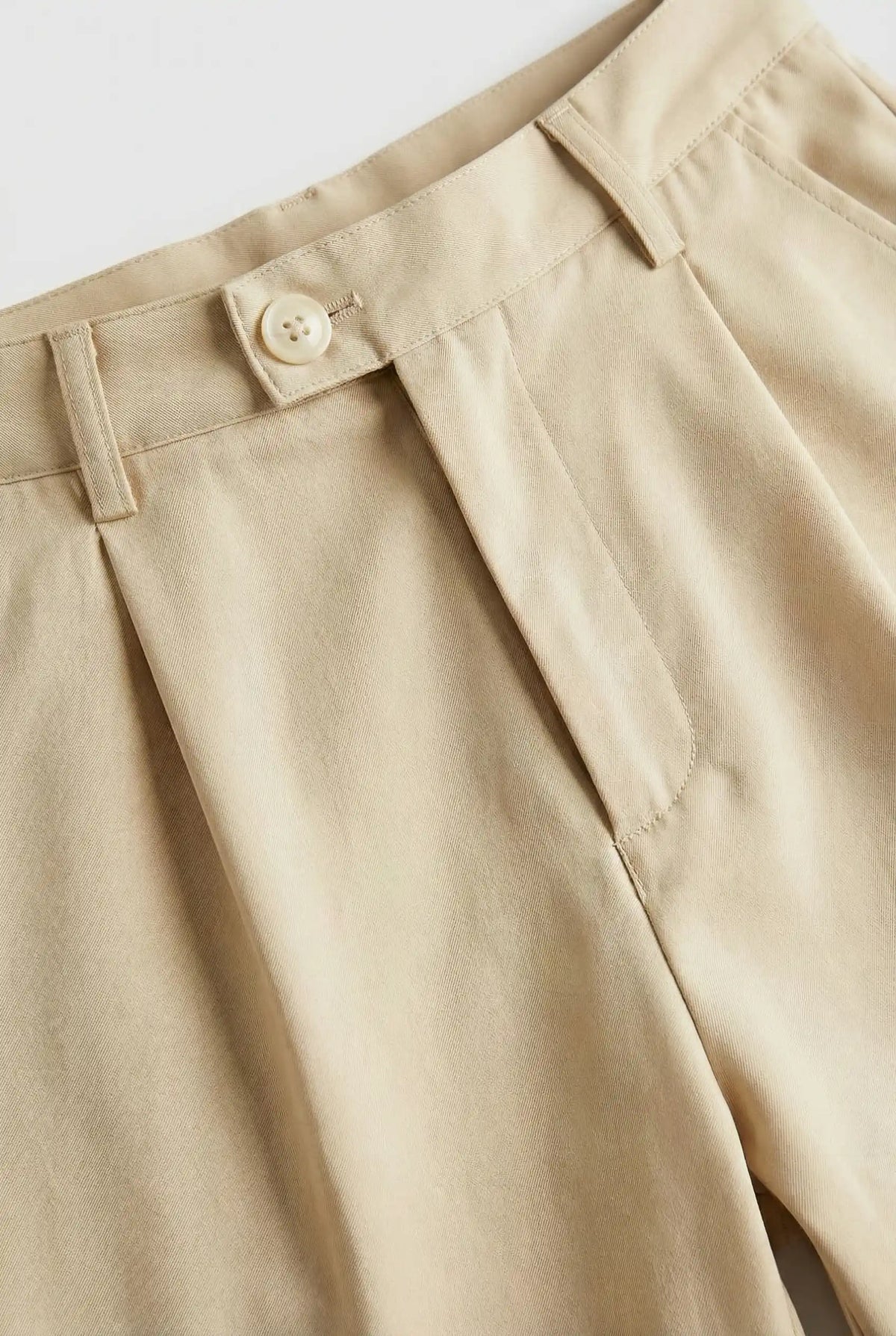 Herreshorts med læg og lommer - beige og alsidige - Shorts - Valmont Wear