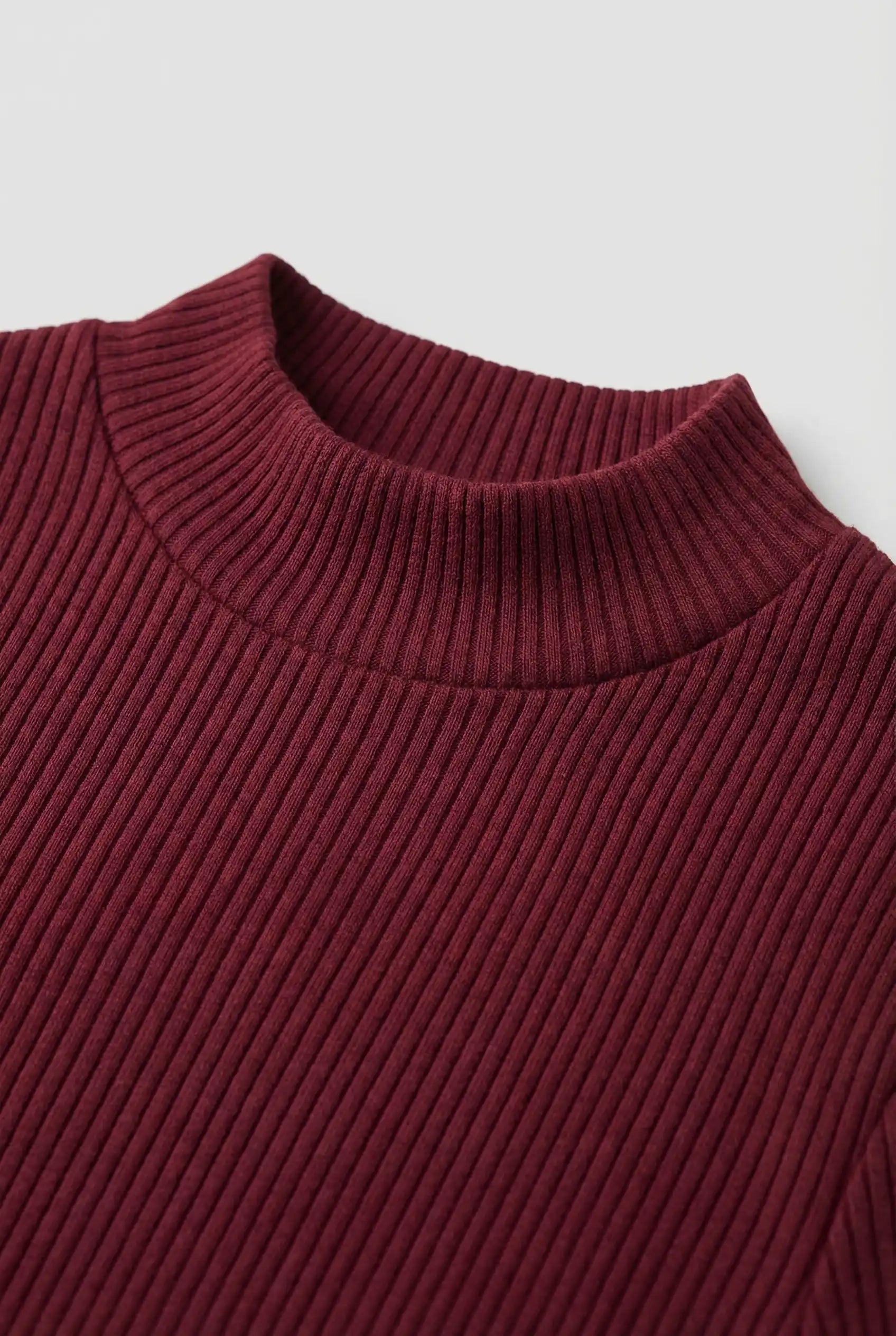 Ribstrikket Mock Neck T-Shirt Herre Slim Fit – Bordeaux