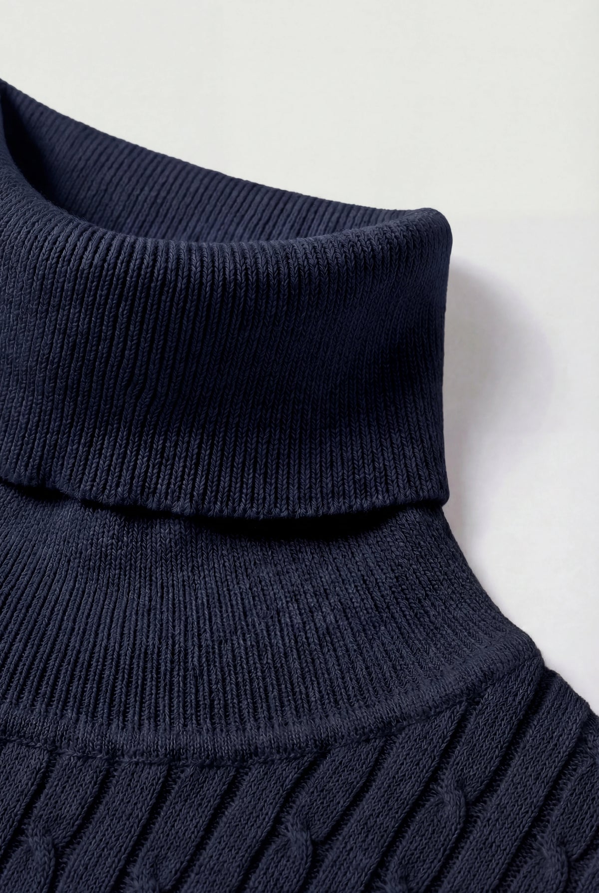 Herre rullekravesweater i kabelstrik med regular fit - Marineblå - Sweater - Valmont Wear