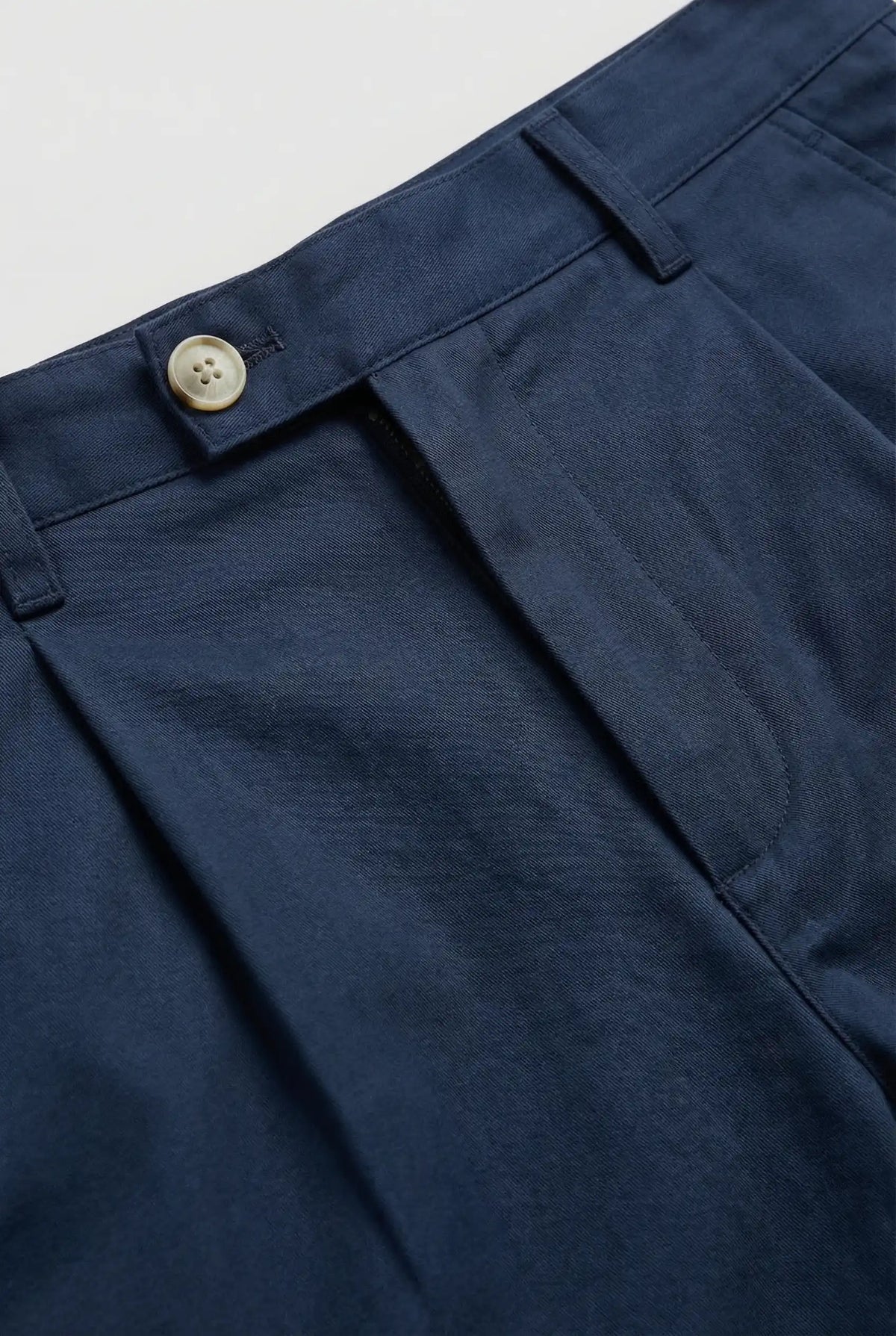 Herreshorts med læg og lommer - Marineblå og alsidige - Shorts - Valmont Wear