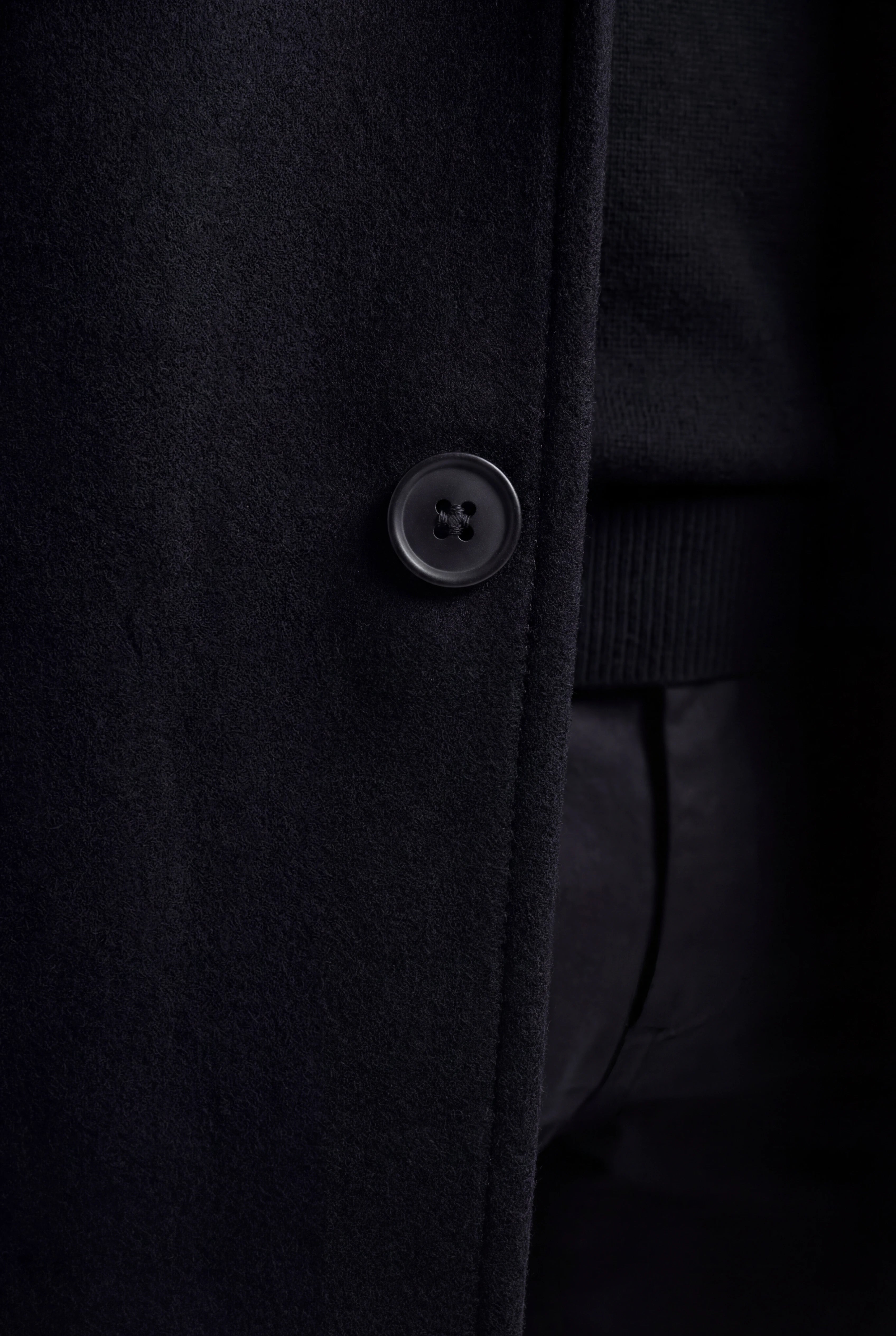 Herre enkeltradet sort frakke med revers og knaplukning