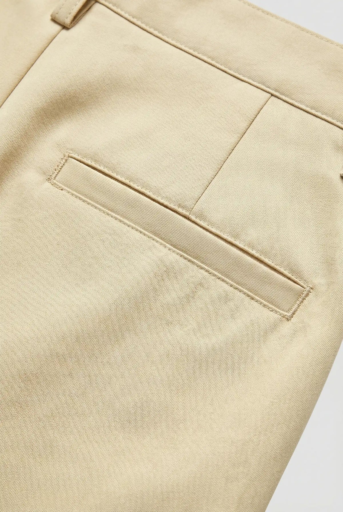 Herreshorts med læg og lommer - beige og alsidige - Shorts - Valmont Wear