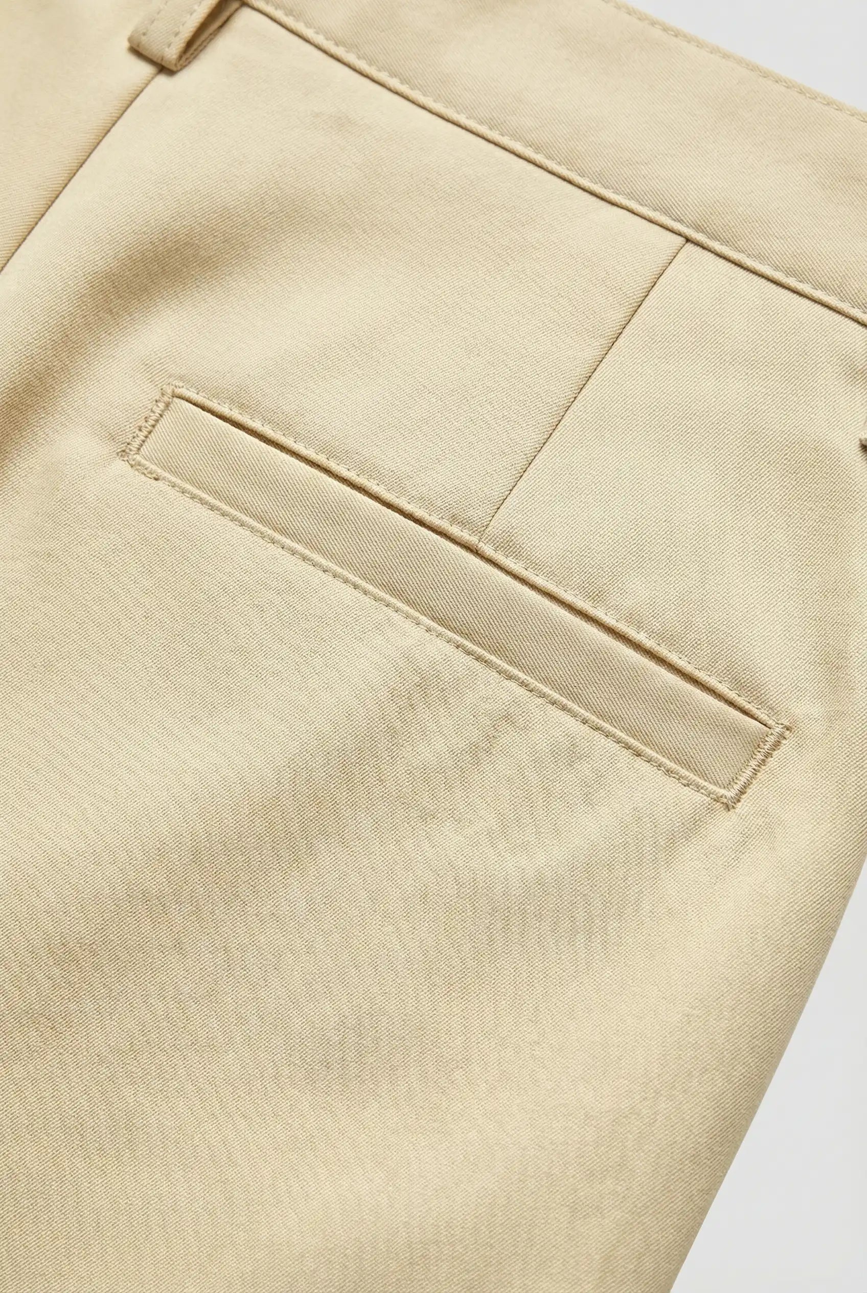 Herreshorts med læg og lommer - beige og alsidige - Shorts - Valmont Wear
