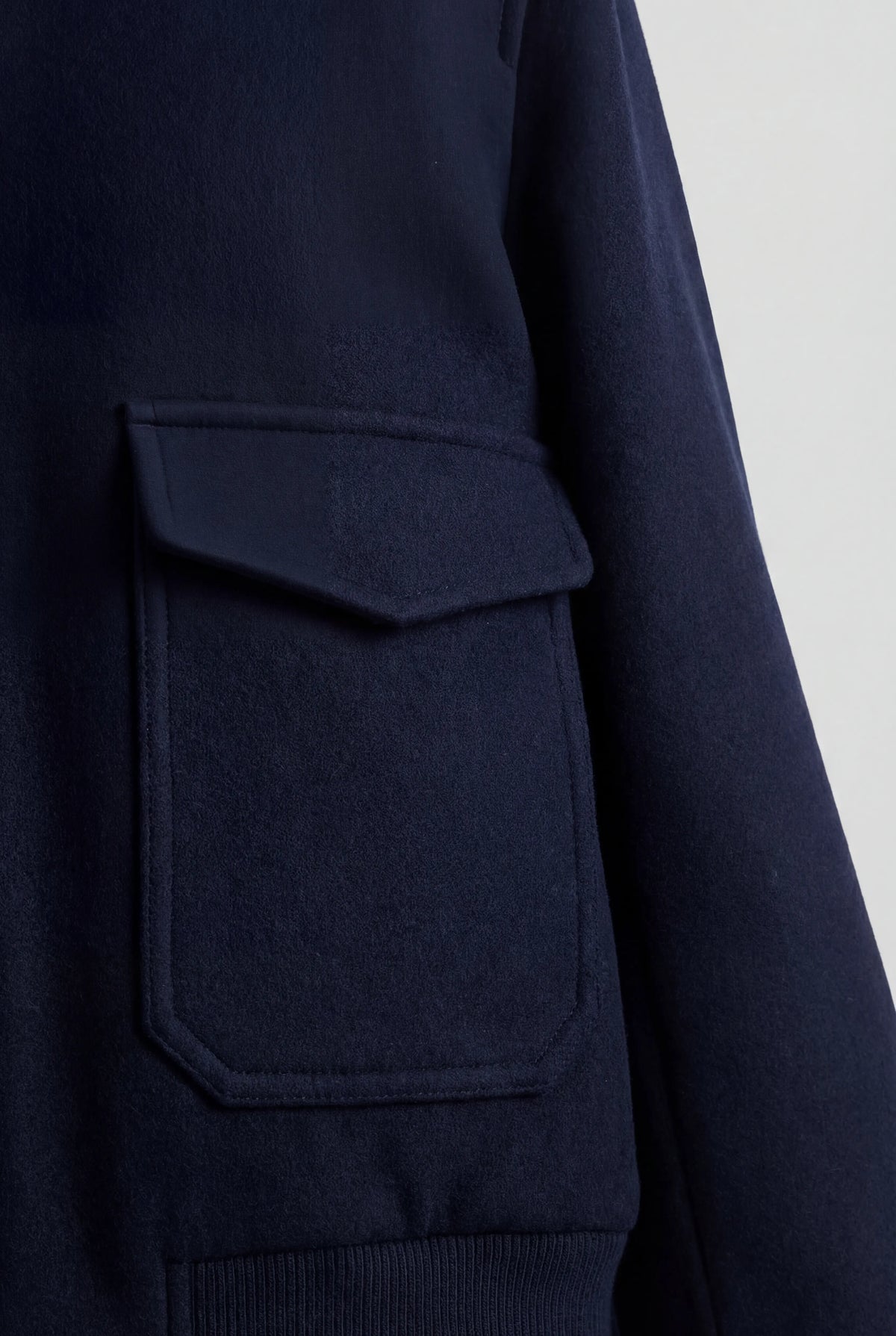 Kort herrejakke med pelsforet krave - lynlåslukning - mørk navy - Bomberjakke - Valmont Wear