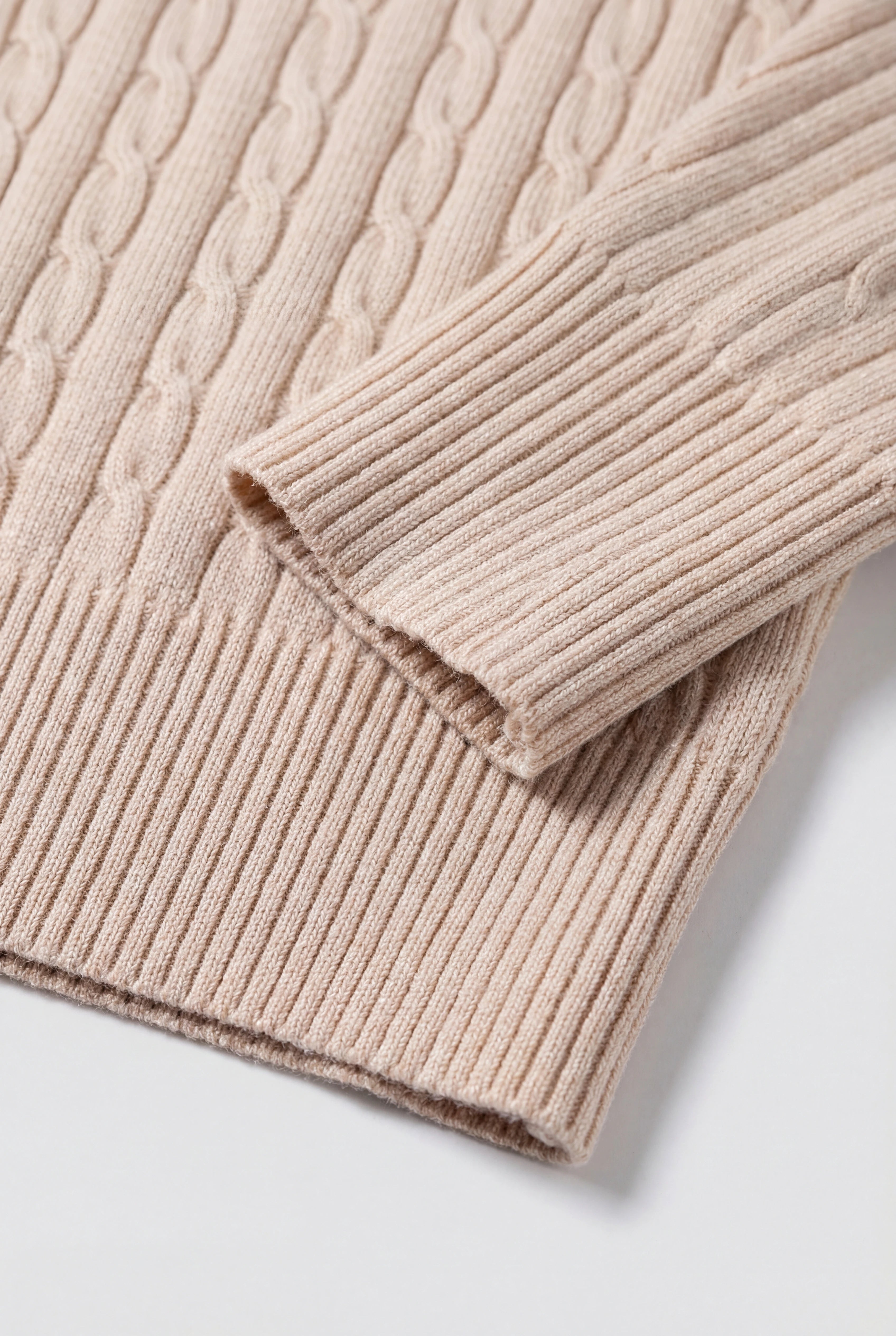 Herre rullekravesweater i kabelstrik med regular fit – Beige