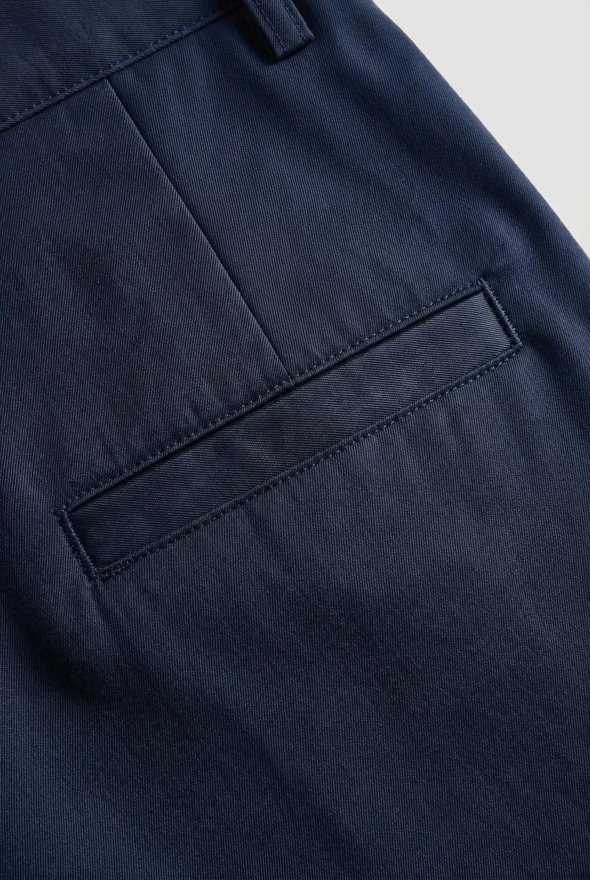 Herreshorts med læg og lommer - Marineblå og alsidige - Shorts - Valmont Wear
