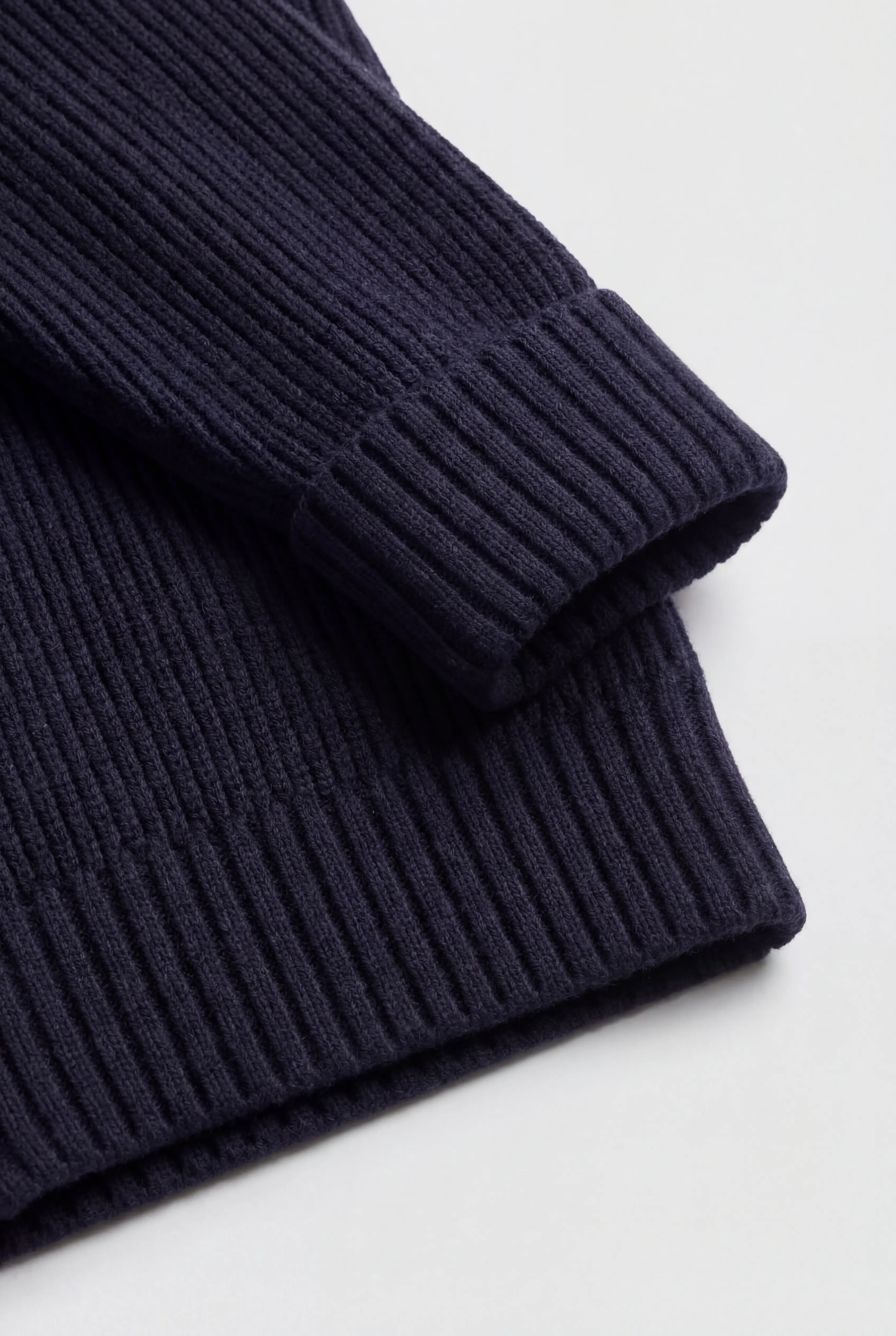 Strikjakke i uld med lynlås og pelsforet krave til mænd – Navy – Regular fit