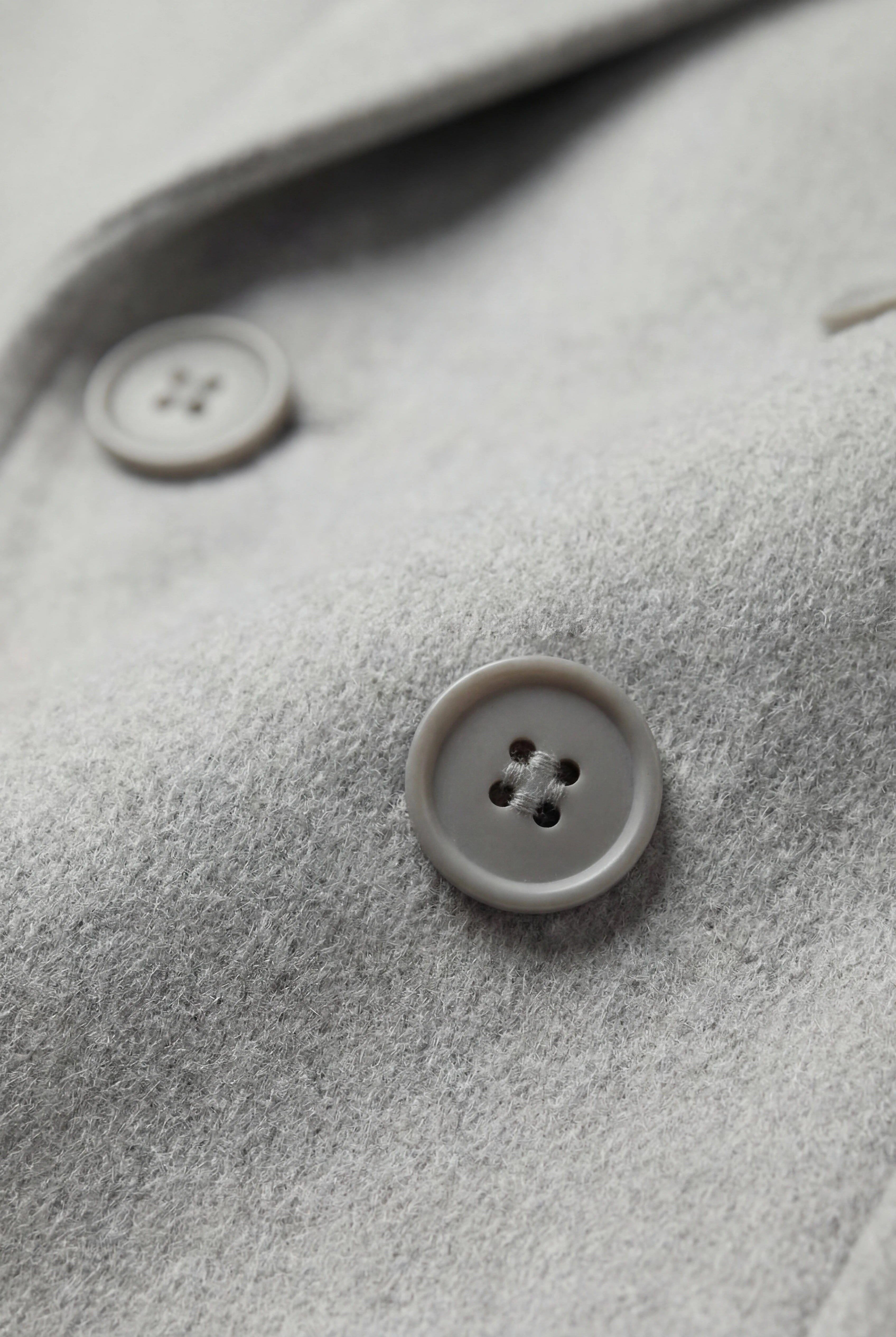 Herre dobbeltradet uldfrakke, knælængde, lysegrå