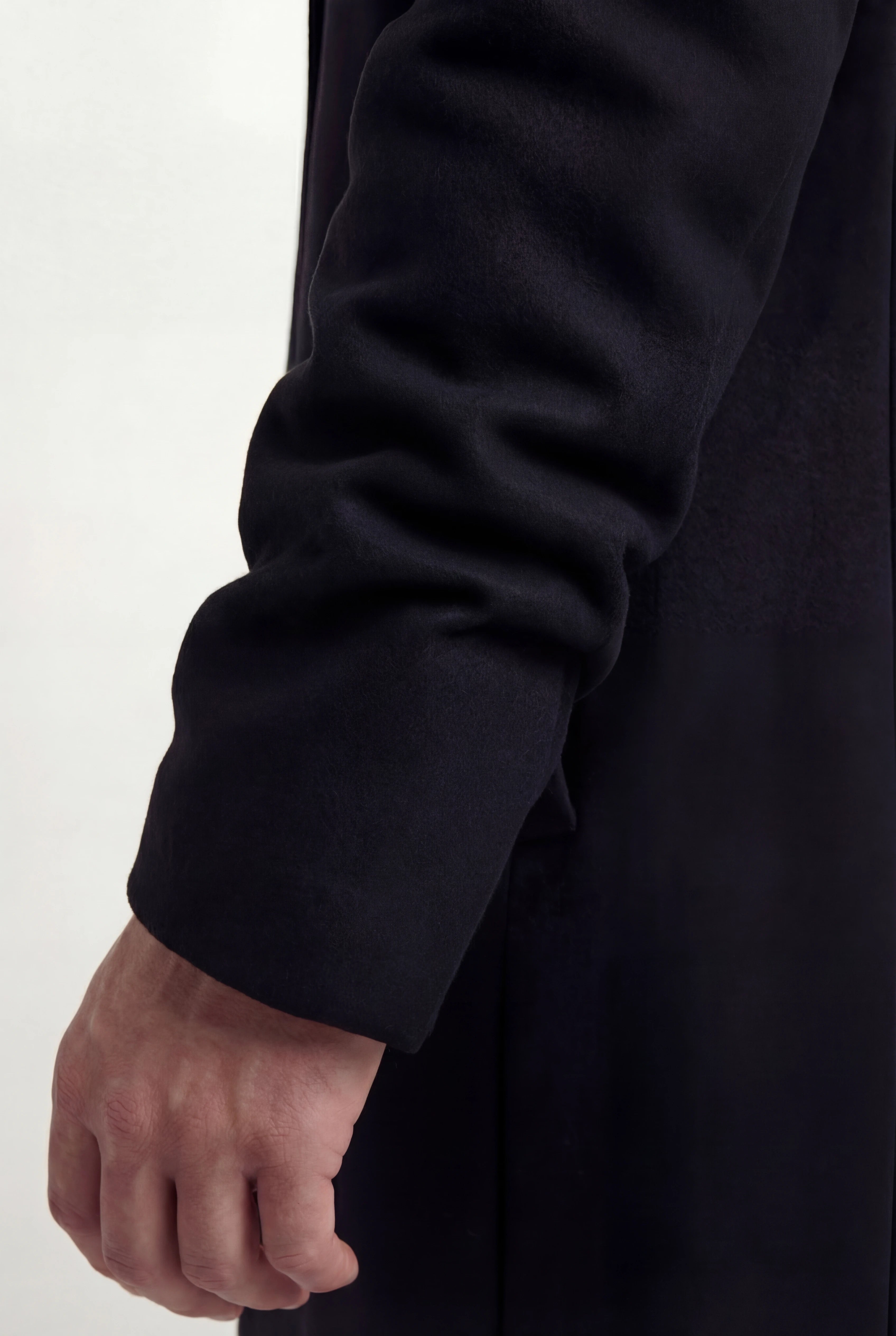 Herre enkeltradet sort frakke med revers og knaplukning