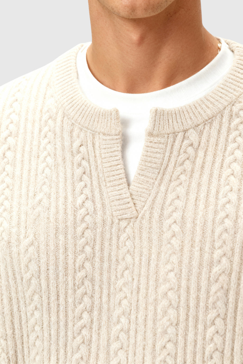 Herrestrik – Kabelstrikket Sweater med Lille V-Hals – Oatmeal