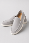 Lysegrå Ruskind Penny Loafers til Mænd - Håndlavede Italienske Herresko - Lys Grå - Shoes - Valmont Wear