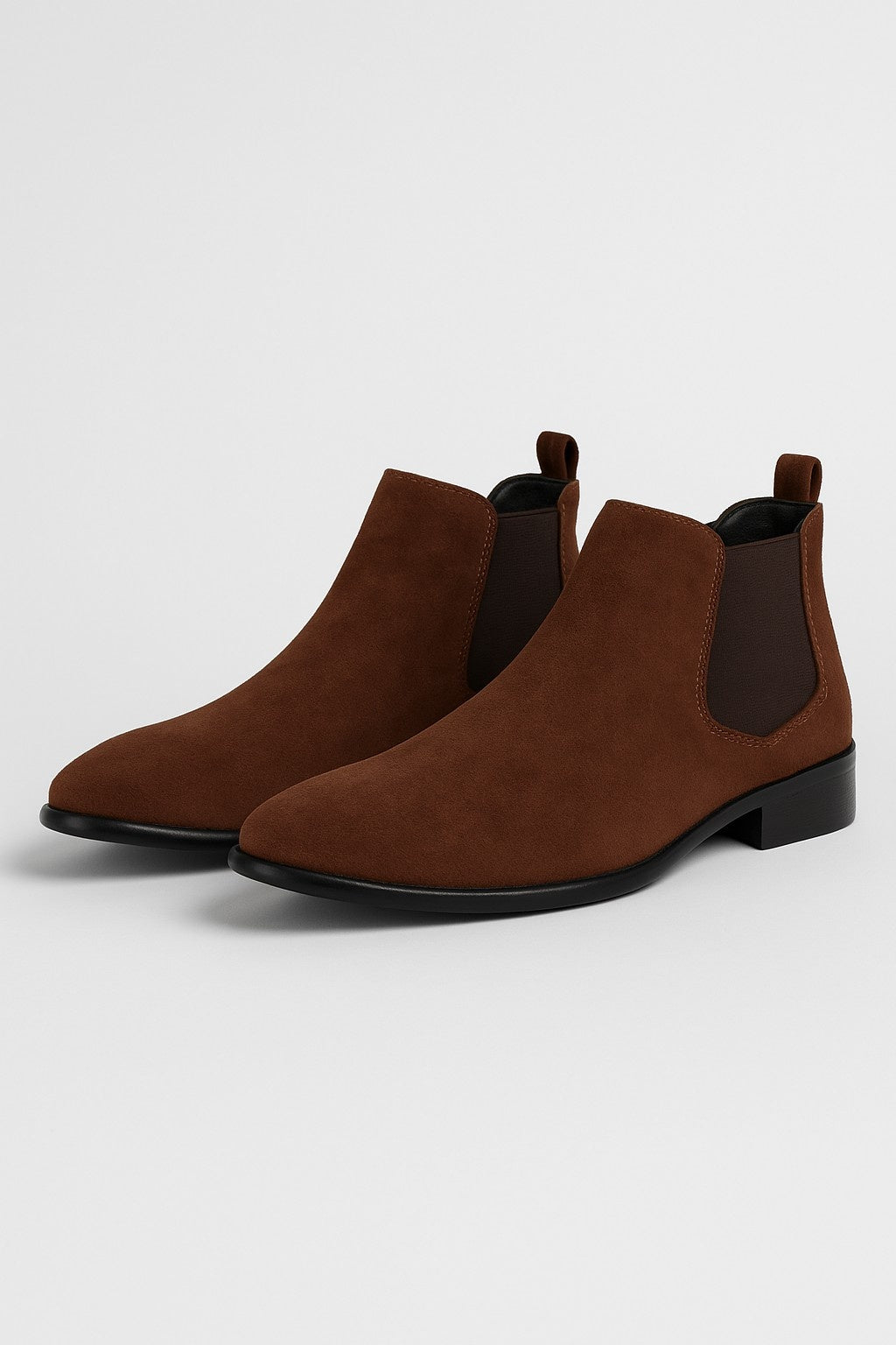 Minimalist Slip-On Chelsea Boots – Brun Ruskind-look, Elastiske Sidepaneler, Flad Hæl - Brun - Boots - Valmont Wear
