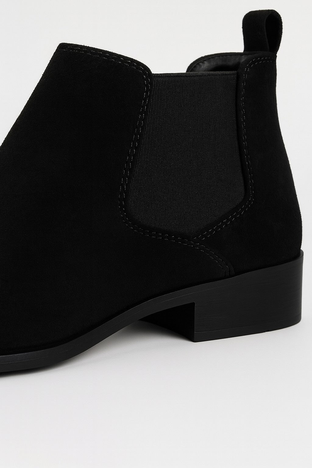 Minimalist Slip-On Chelsea Boots – Sort Ruskind-look, Elastiske Sidepaneler, Flad Hæl - - Boots - Valmont Wear
