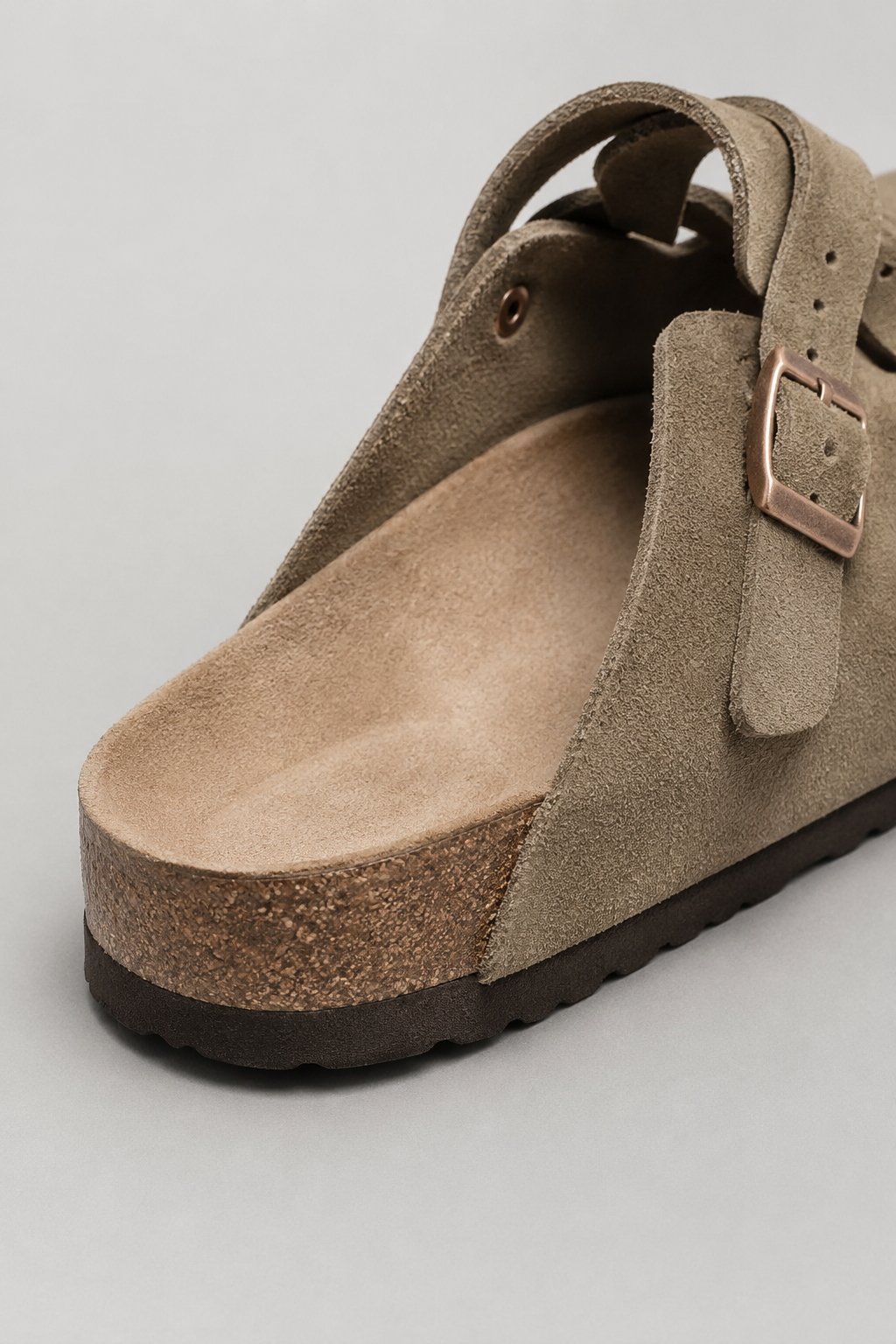 Herresandaler i taupe ruskind med dobbeltspænde – Komfortable og stilrene - - Sko - Valmont Wear