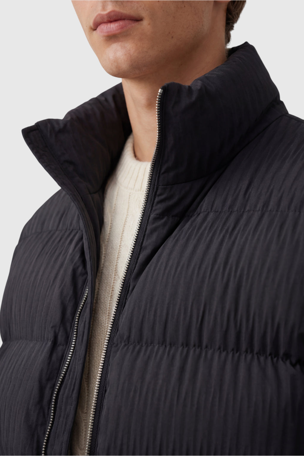 Kort quiltet pufferjakke med ståkrave – sort