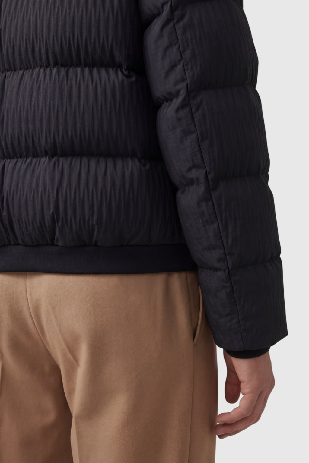 Kort quiltet pufferjakke med ståkrave – sort