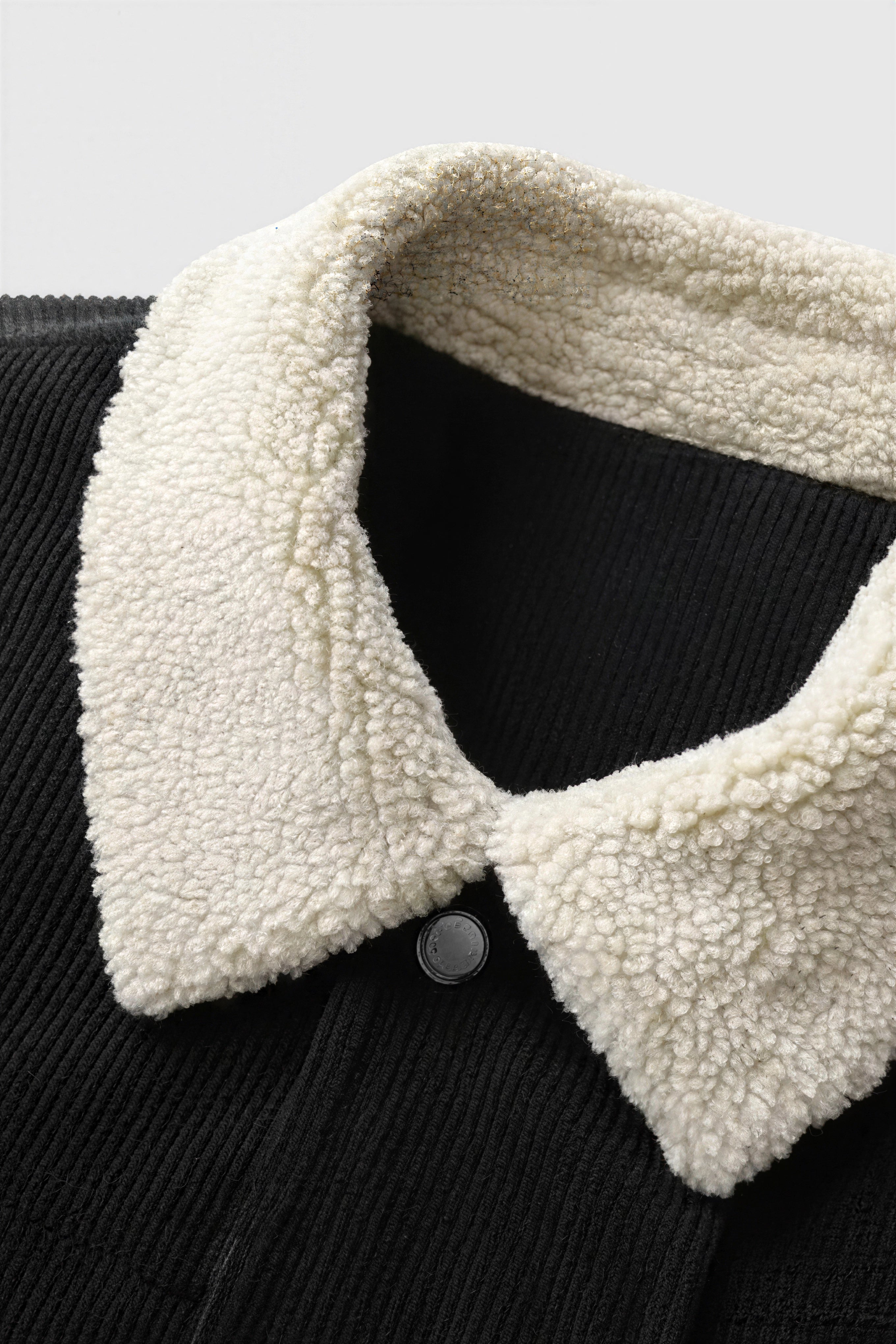 Herrejakke i fløjl med sherpa-krave og trykknapper - Sort - - Jakker - Valmont Wear