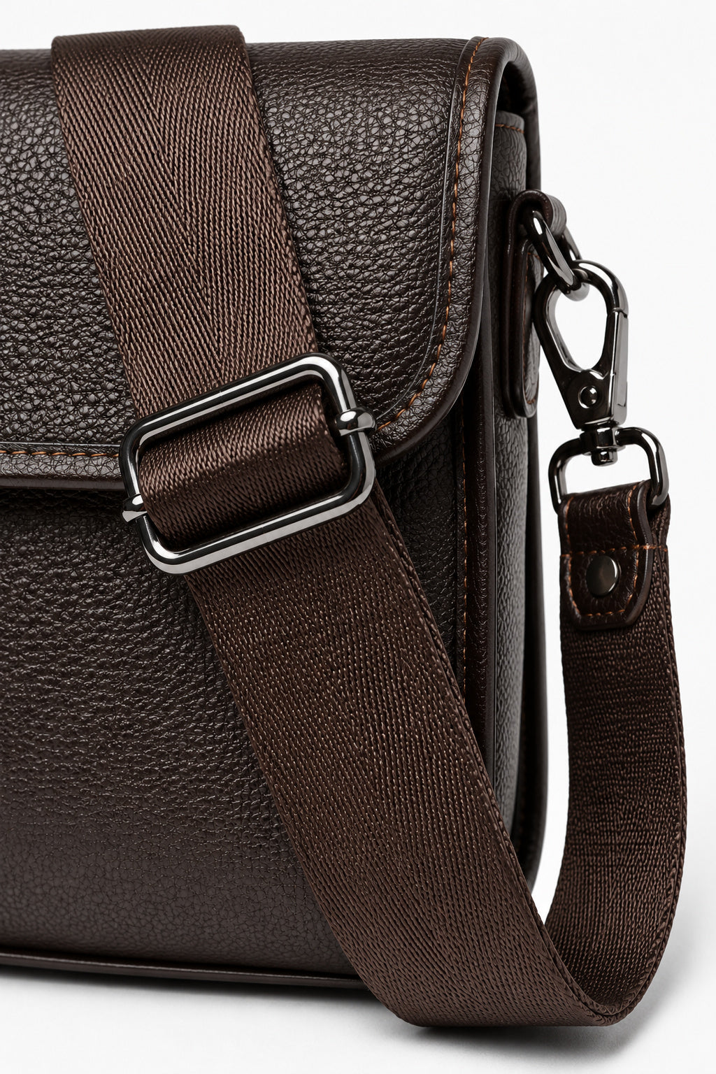 Brun crossbody-taske til mænd med justerbar rem - - Taske - Valmont Wear