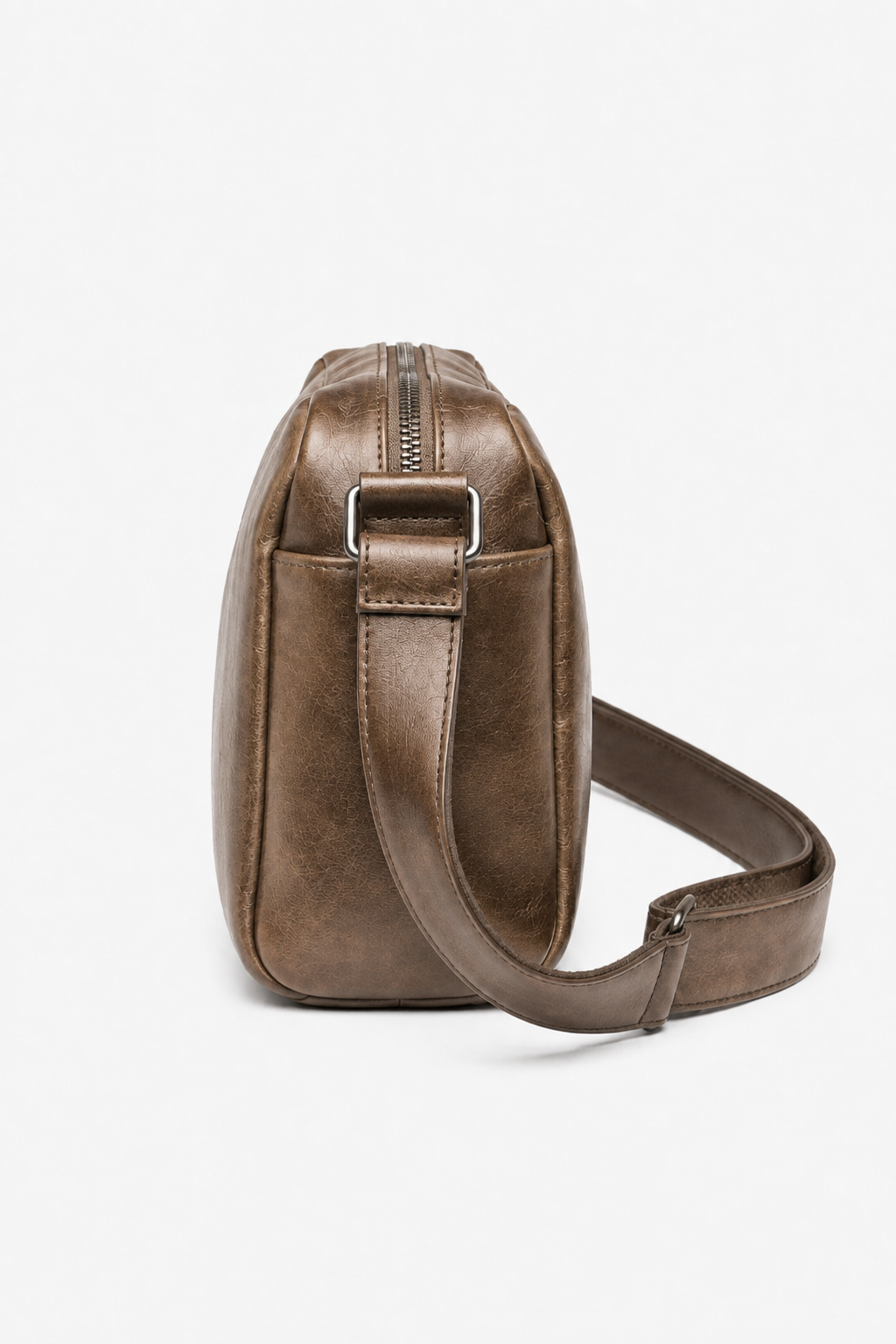 Brown Crossbody Bag for Men – Adjustable Shoulder Strap and Organized Interior
