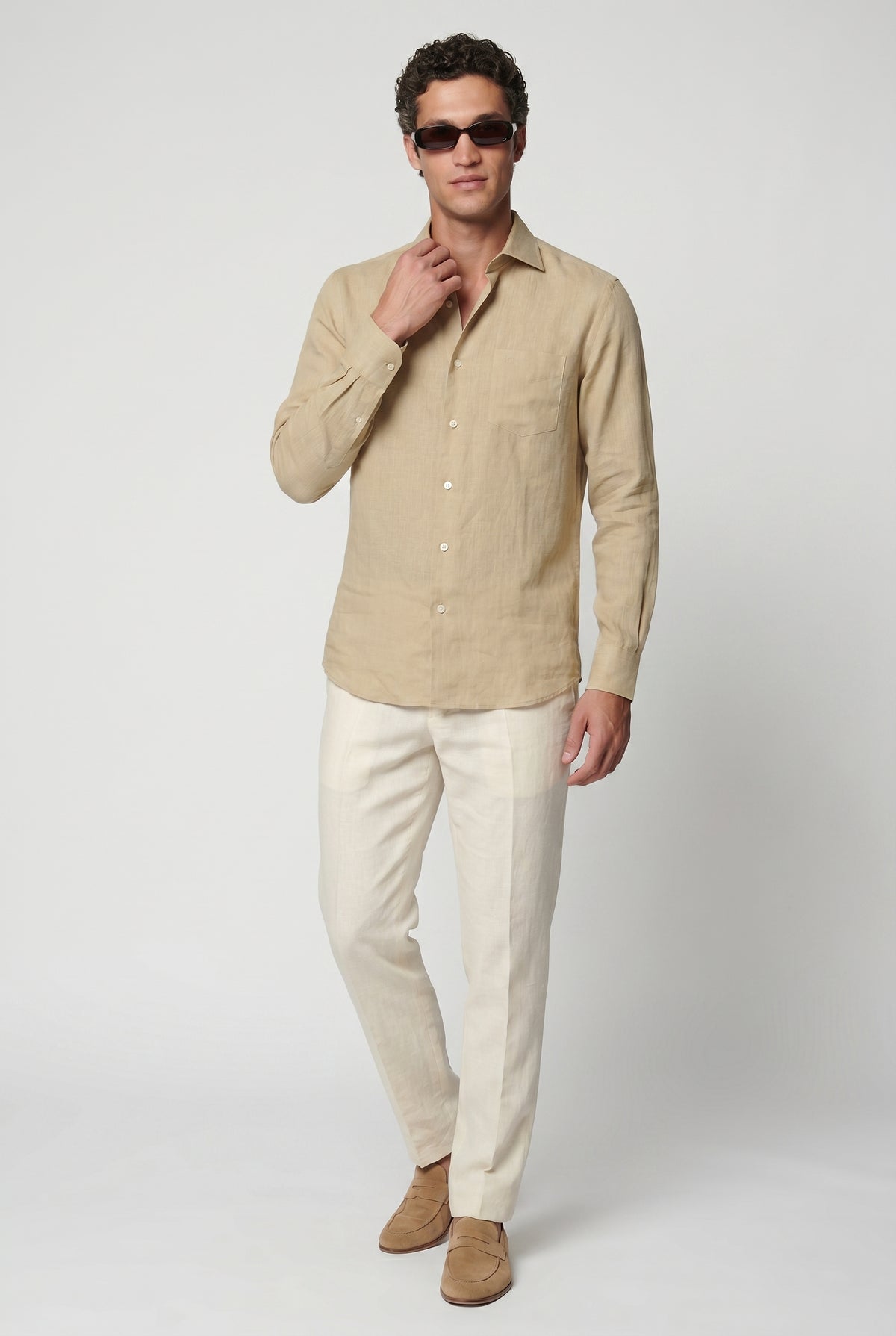 Sand linnen skjorte editorial - kontrapost positur og sommer styling