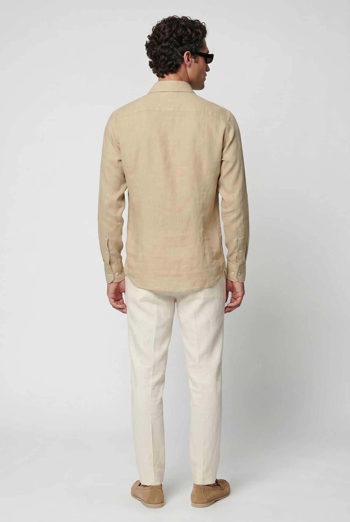 Sand linnen skjorte bagvisning - slim-tailored ryg med naturlig studio skygge
