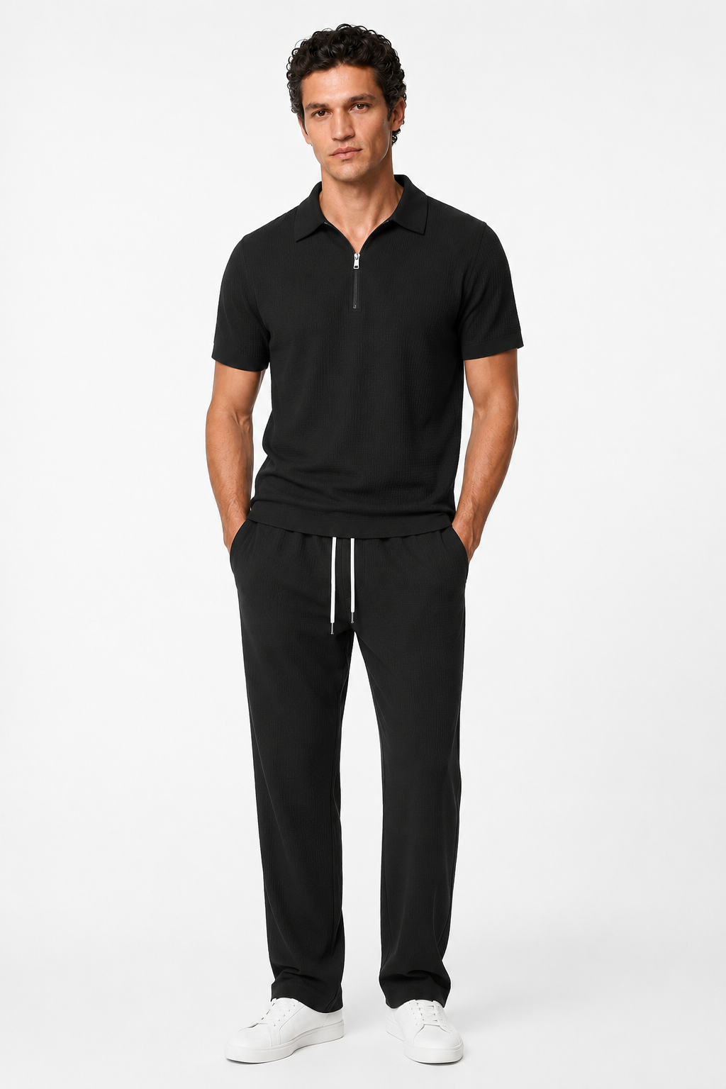 Conjunto de dos piezas para hombre con camisa estructurada con cremallera y pantalones.
