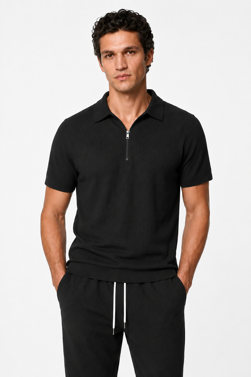 Conjunto de dos piezas para hombre con camisa estructurada con cremallera y pantalones.