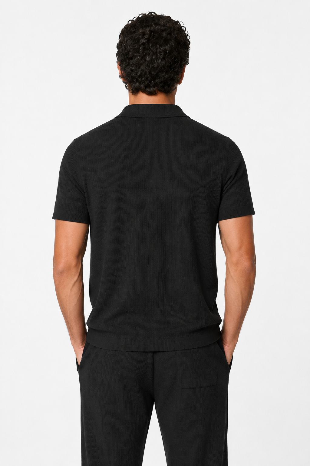 Conjunto de dos piezas para hombre con camisa estructurada con cremallera y pantalones.