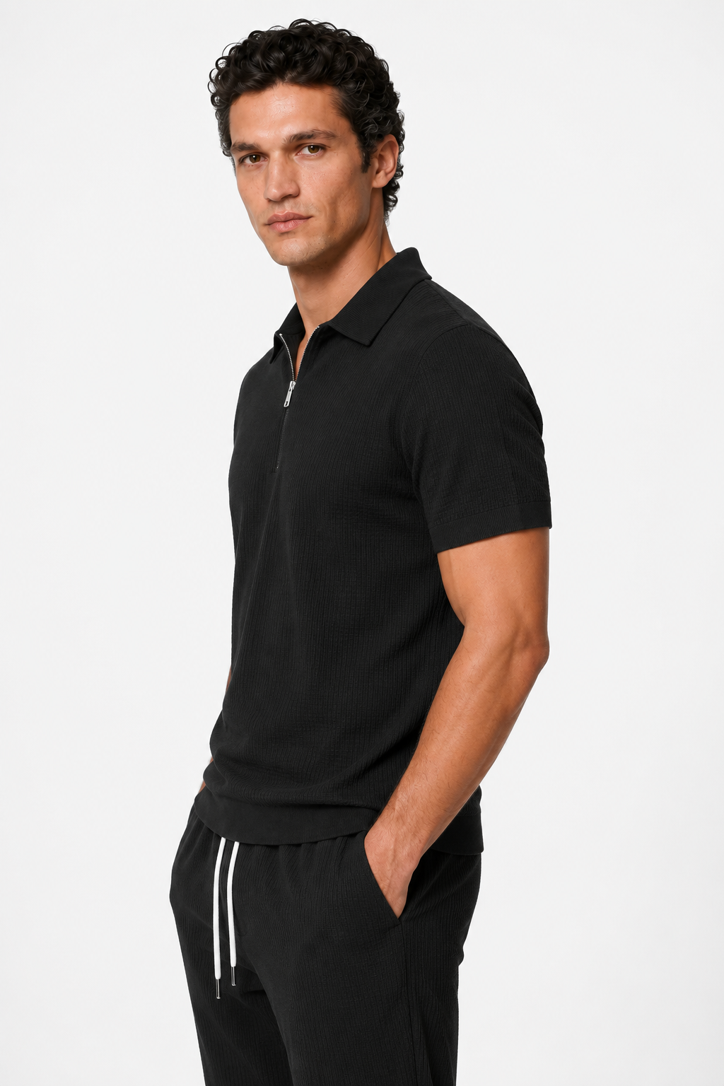 Conjunto de dos piezas para hombre con camisa estructurada con cremallera y pantalones.