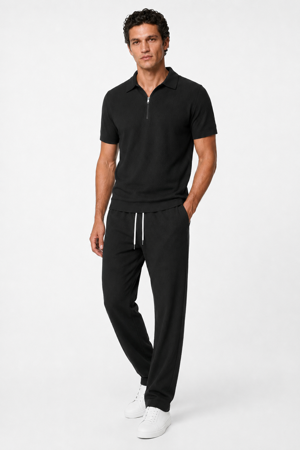 Conjunto de dos piezas para hombre con camisa estructurada con cremallera y pantalones.