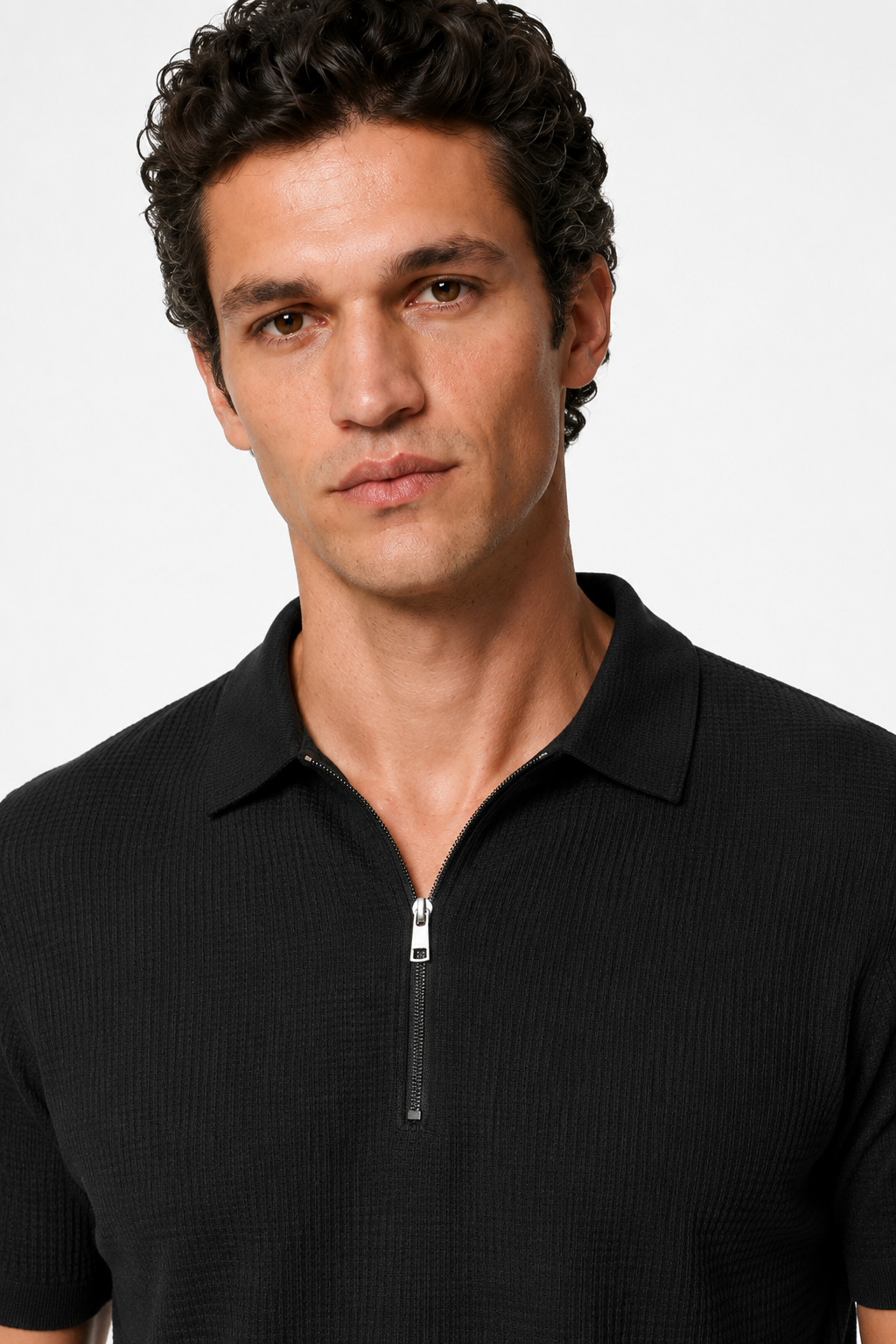 Conjunto de dos piezas para hombre con camisa estructurada con cremallera y pantalones.