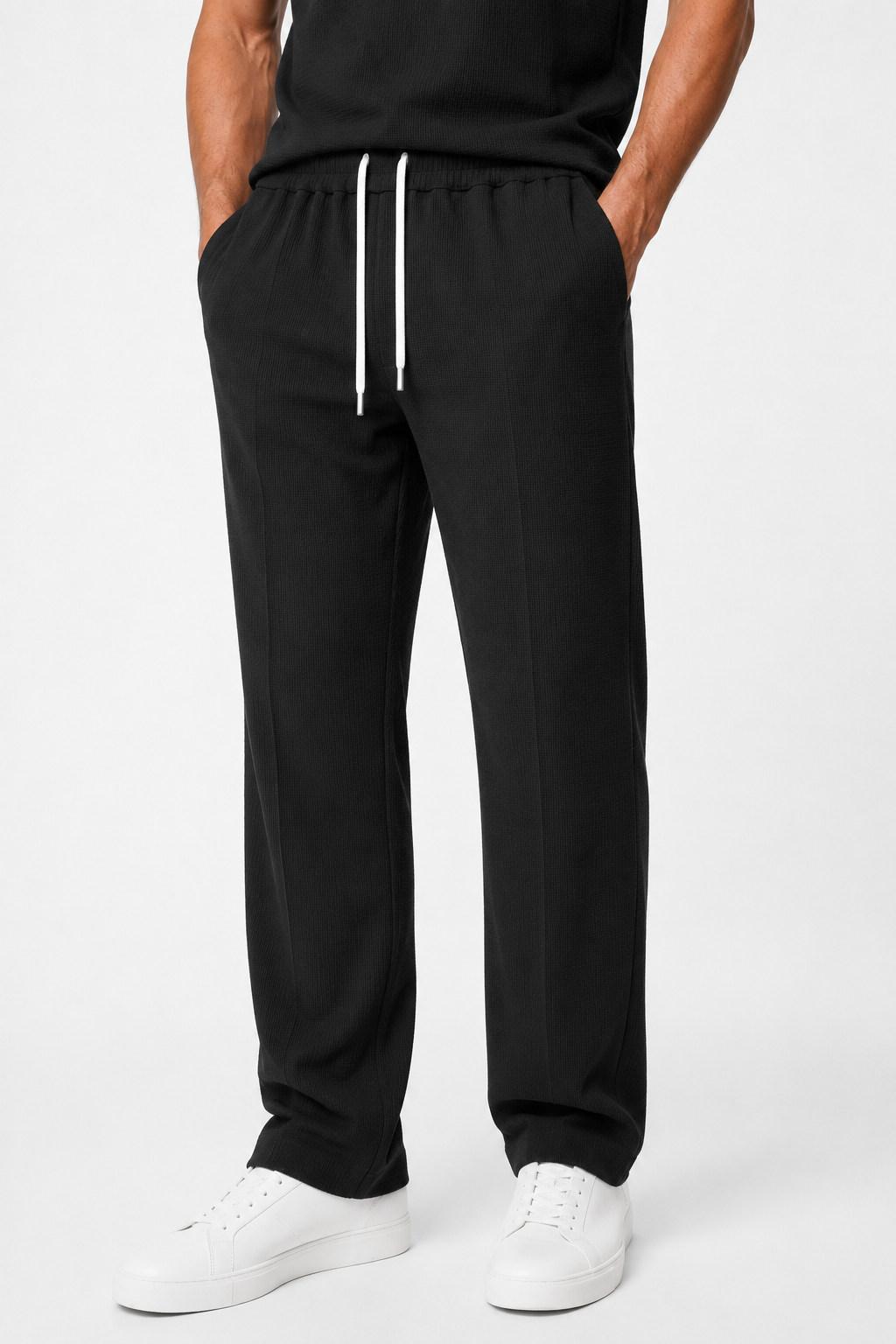 Conjunto de dos piezas para hombre con camisa estructurada con cremallera y pantalones.