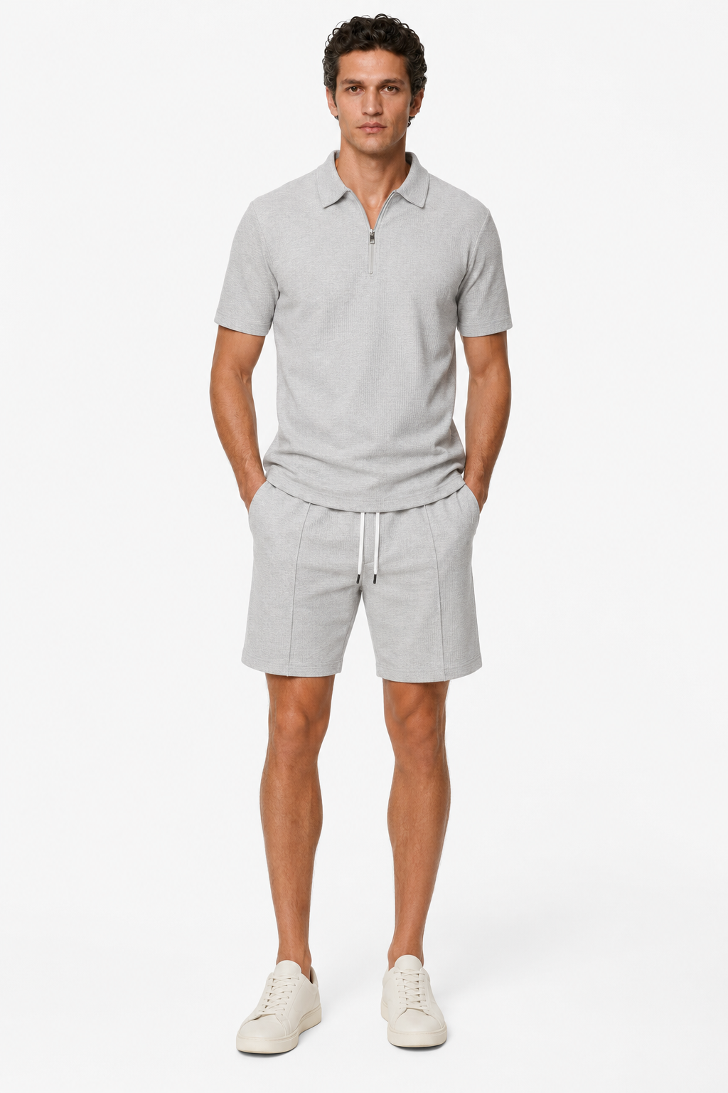 Ensemble d'été deux pièces gris pour homme avec chemise à demi-fermeture éclair et short