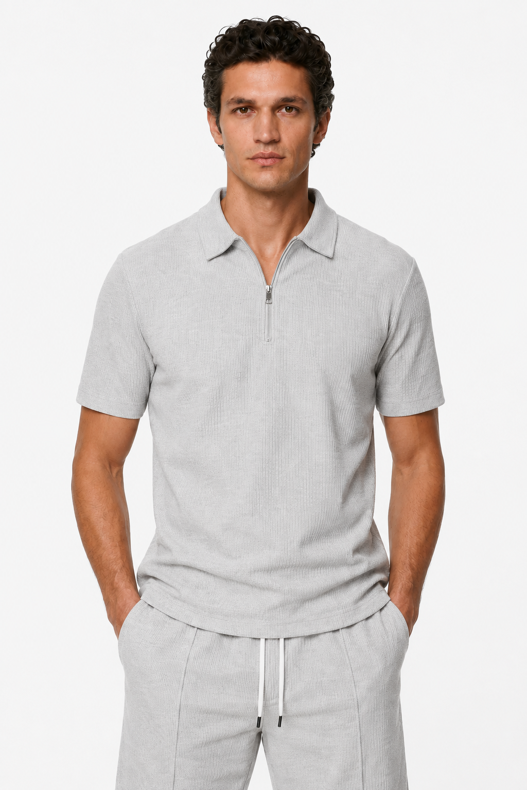 Ensemble d'été deux pièces gris pour homme avec chemise à demi-fermeture éclair et short