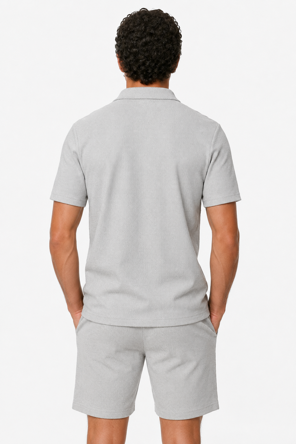 Ensemble d'été deux pièces gris pour homme avec chemise à demi-fermeture éclair et short