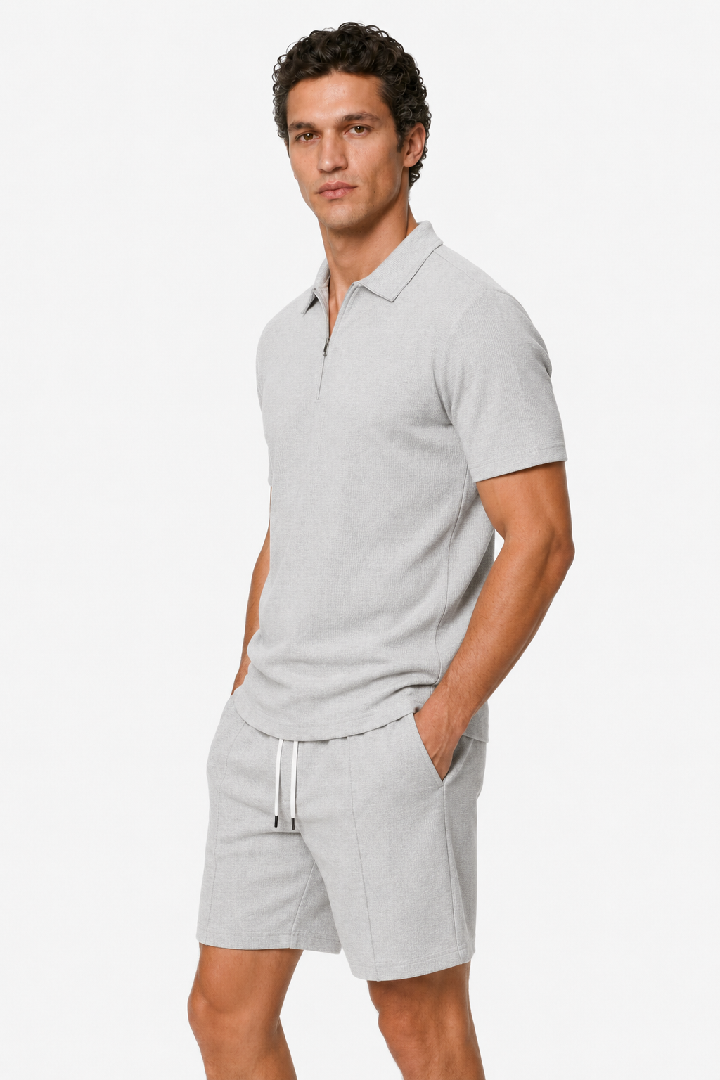 Ensemble d'été deux pièces gris pour homme avec chemise à demi-fermeture éclair et short